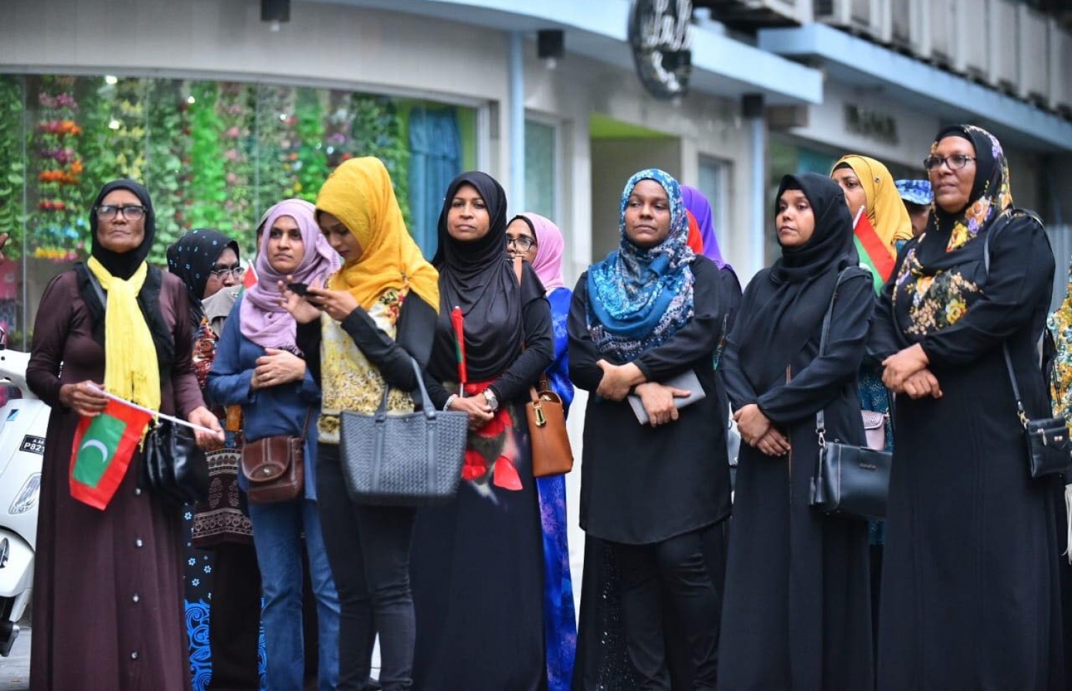 އިދިކޮޅު ސިޔާސީ ލީޑަރުން މިނިވަން ކުރުމަށާއި އިންސާފުވެރި އިންތިހާބެއް ބޭއްވުމަށް ގޮވާލައި އިއްޔެ އެމްޑީޕީ އޮފީސް ކައިރީގައި ބޭއްވި މުޒާހަރާ. - ފޮޓޯ: ހުސެއިން ވަހީދު/ މިހާރު