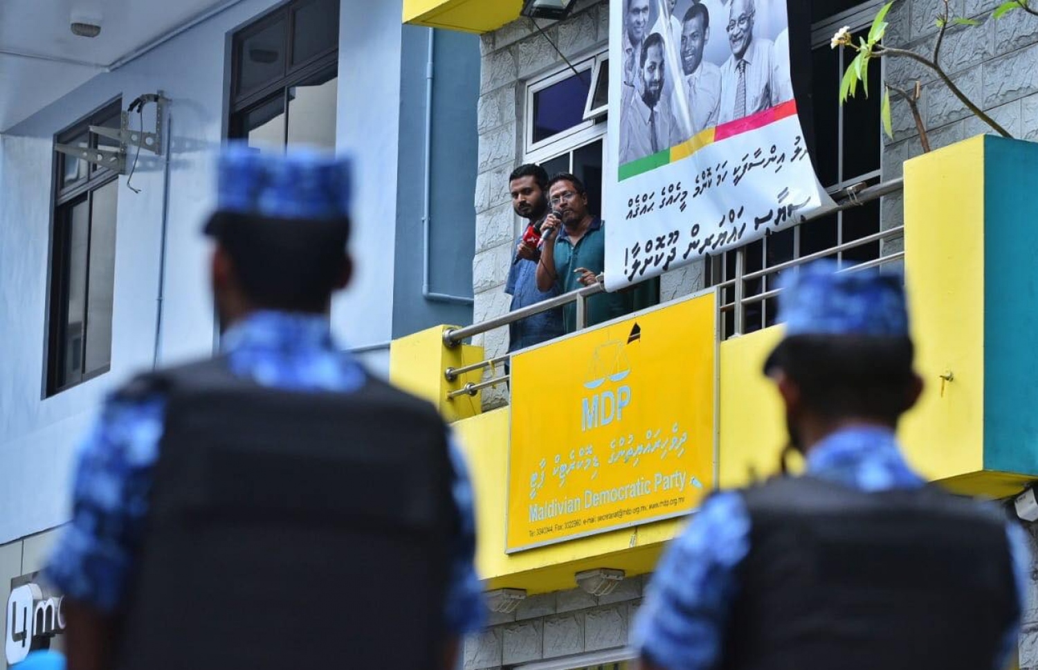 ލީޑަރުން މިނިވަންކޮށް އިންސާފުވެރި އިންތިހާބެއް ބޭއްވުމަށް ގޮވާލައި އިއްޔެ އެމްޑީޕީ އޮފީސް ކައިރީގައި ބޭއްވި މުޒާހަރާގައި އިންތި ވާހަކަ ދައްކަވާއިރު، ފުލުހުން އެސަރަހައްދުގައި މަޑުކޮށްލައިގެން. - ފޮޓޯ: ހުސެއިން ވަހީދު/ މިހާރު