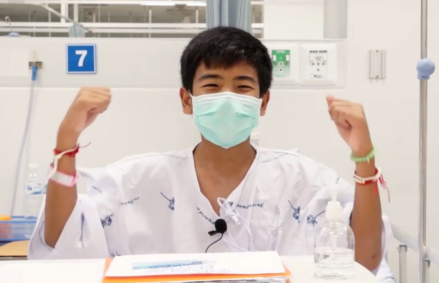 ހޮހަޅައިން ސަލާމަތް ކުރި 12 ކުދިންގެ ތެރޭގައި ހިމެނޭ އެކަރަތު ވޮންސުޗަން، 14، ޗިއާން ރާއީ ހޮސްޕިޓަލްގައި. --ފޮޓޯ: ތައިލެންޑް ހެލްތު މިނިސްޓްރީ