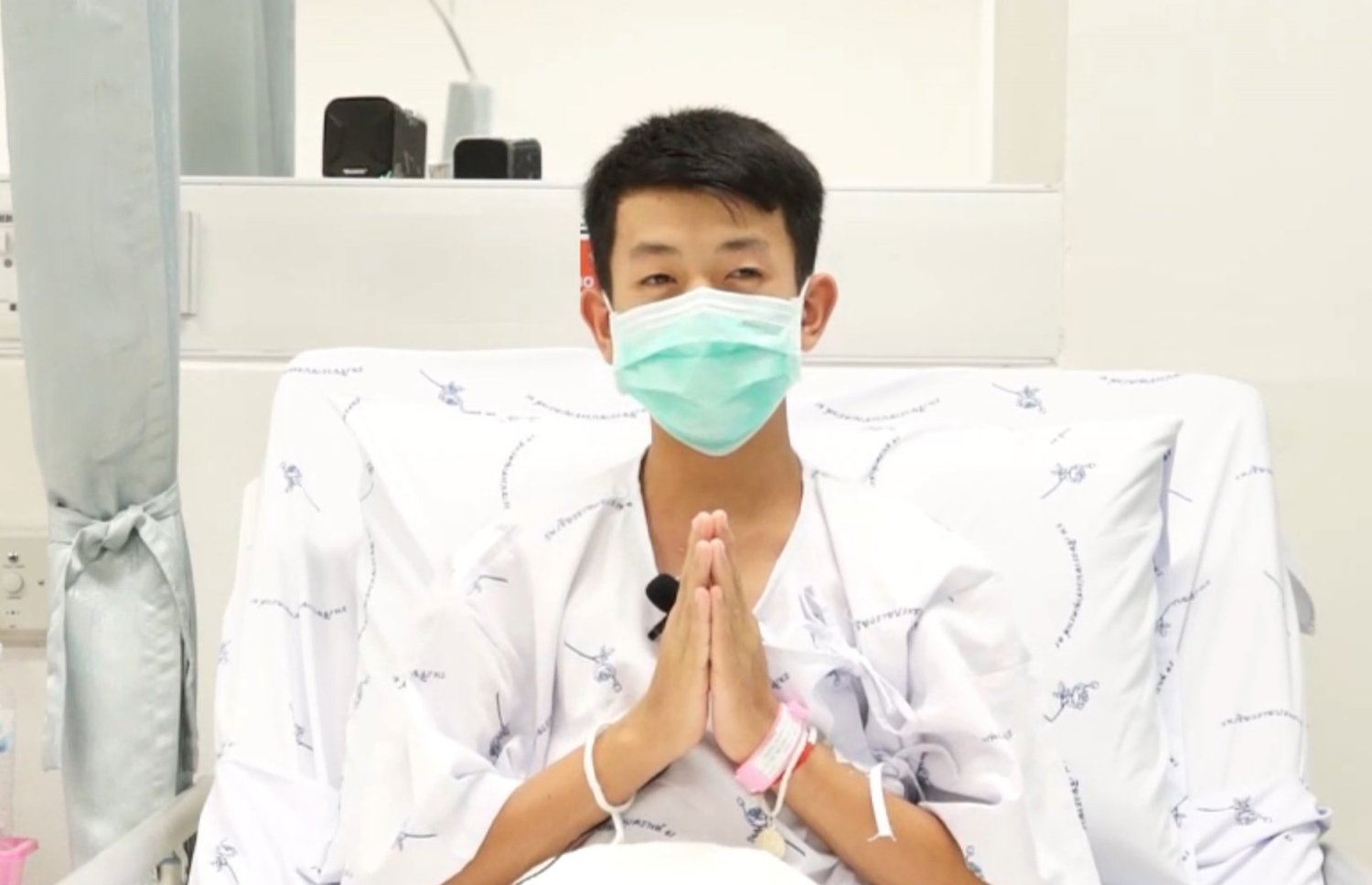 ހޮހަޅައިން ސަލާމަތް ކުރި 12 ކުދިންގެ ތެރޭގައި ހިމެނޭ ޕޯންޗައި ކަމްލުއާން، 16، ޗިއާން ރާއީ ހޮސްޕިޓަލްގައި. --ފޮޓޯ: ތައިލެންޑް ހެލްތު މިނިސްޓްރީ