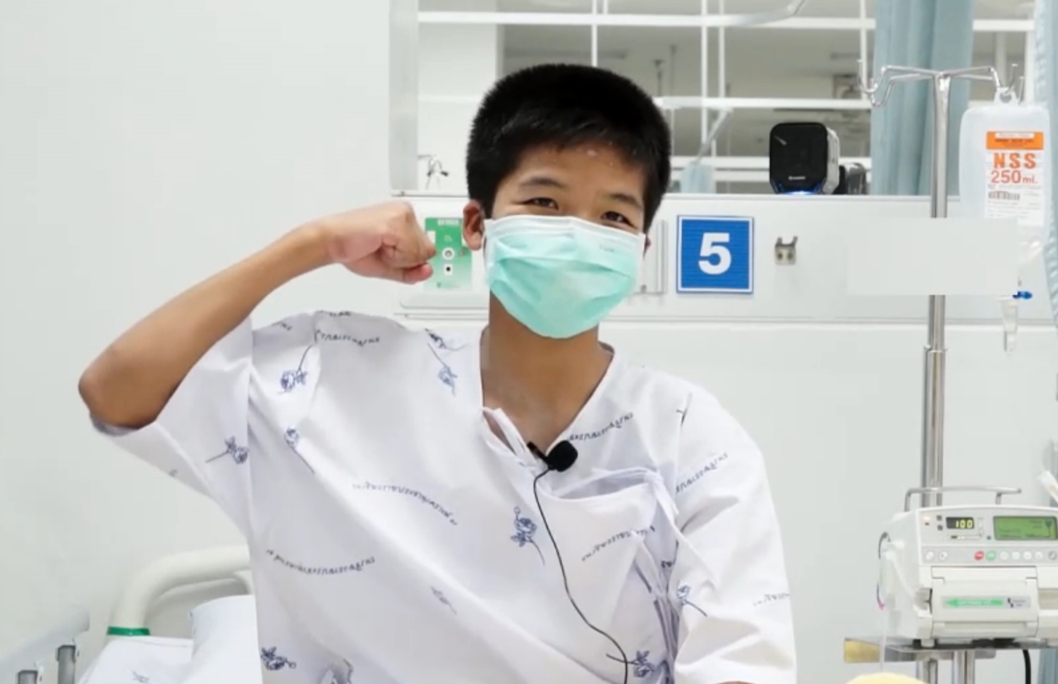 ހޮހަޅައިން ސަލާމަތް ކުރި 12 ކުދިންގެ ތެރޭގައި ހިމެނޭ ޕަނުމަސް ސައެންގްޑީ، 13، ޗިއާން ރާއީ ހޮސްޕިޓަލްގައި. --ފޮޓޯ: ތައިލެންޑް ހެލްތު މިނިސްޓްރީ