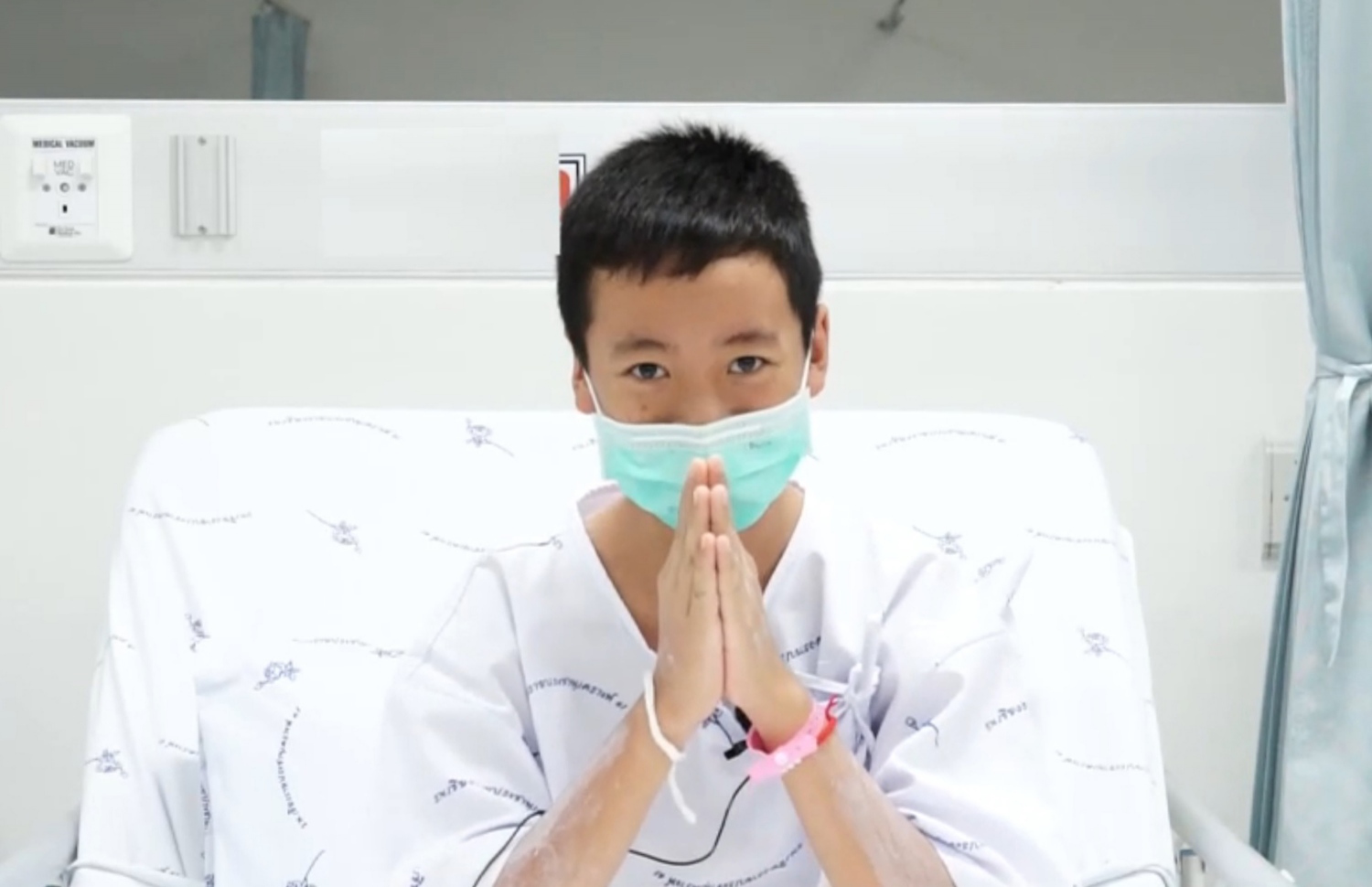 ހޮހަޅައިން ސަލާމަތް ކުރި 12 ކުދިންގެ ތެރޭގައި ހިމެނޭ ސޮމްޕޮން ޖައިވޮން، 13، ޗިއާން ރާއީ ހޮސްޕިޓަލްގައި. --ފޮޓޯ: ތައިލެންޑް ހެލްތު މިނިސްޓްރީ