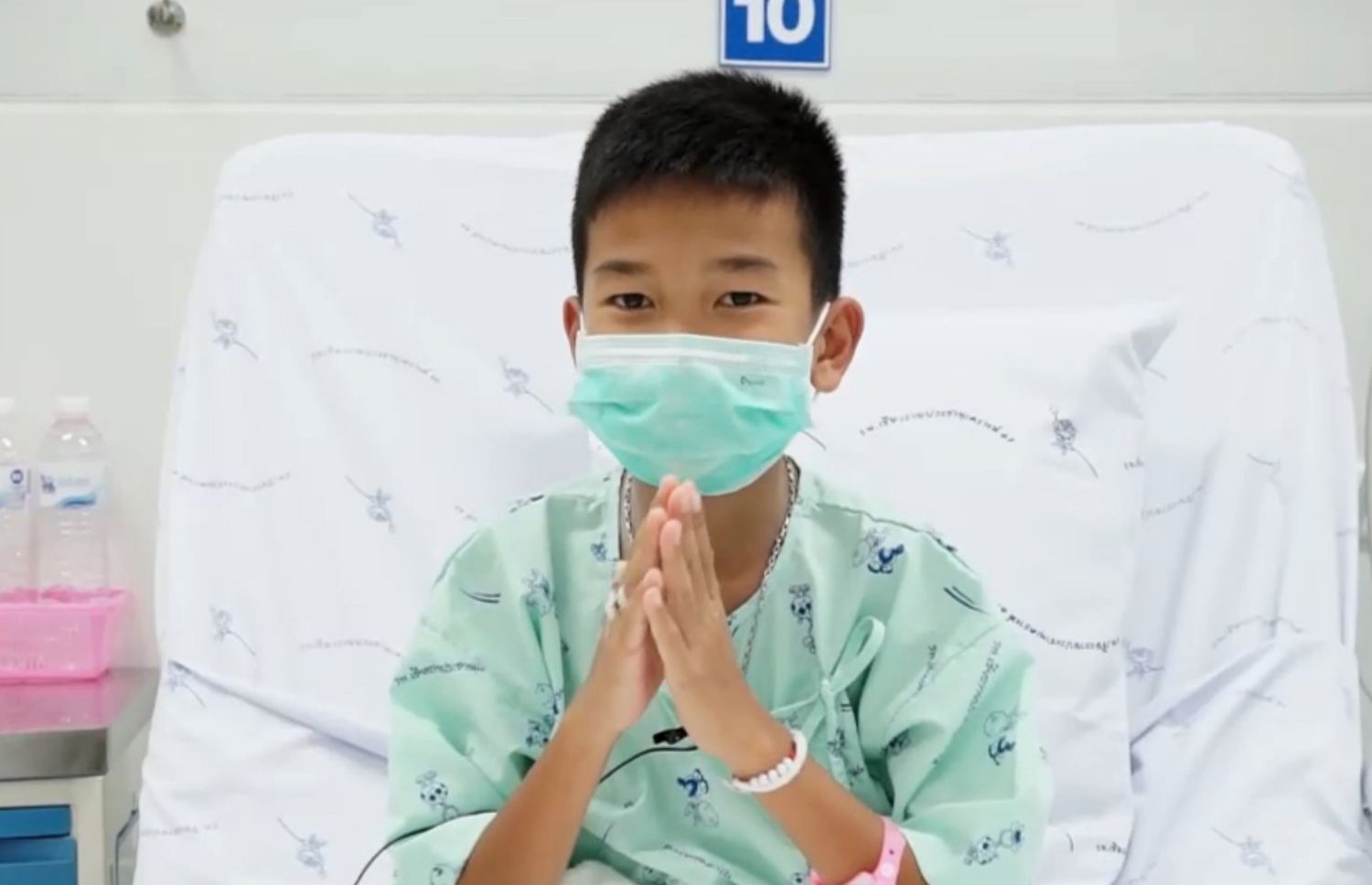 ހޮހަޅައިން ސަލާމަތް ކުރި 12 ކުދިންގެ ތެރޭގައި ހިމެނޭ ޗަނިން ވިބޫންރަންގްރުއެއަން، 11، ޗިއާން ރާއީ ހޮސްޕިޓަލްގައި. --ފޮޓޯ: ތައިލެންޑް ހެލްތު މިނިސްޓްރީ