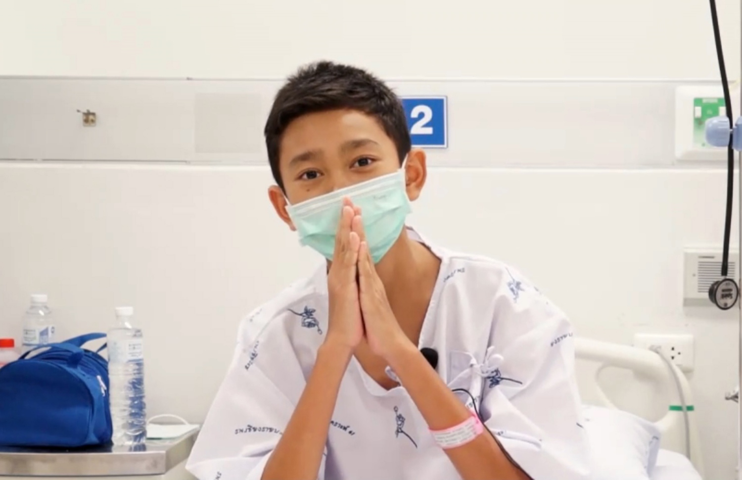 ހޮހަޅައިން ސަލާމަތް ކުރި 12 ކުދިންގެ ތެރޭގައި ހިމެނޭ ނުތަވުތު ތަކަމްސޮން، 14، ޗިއާން ރާއީ ހޮސްޕިޓަލްގައި. --ފޮޓޯ: ތައިލެންޑް ހެލްތު މިނިސްޓްރީ