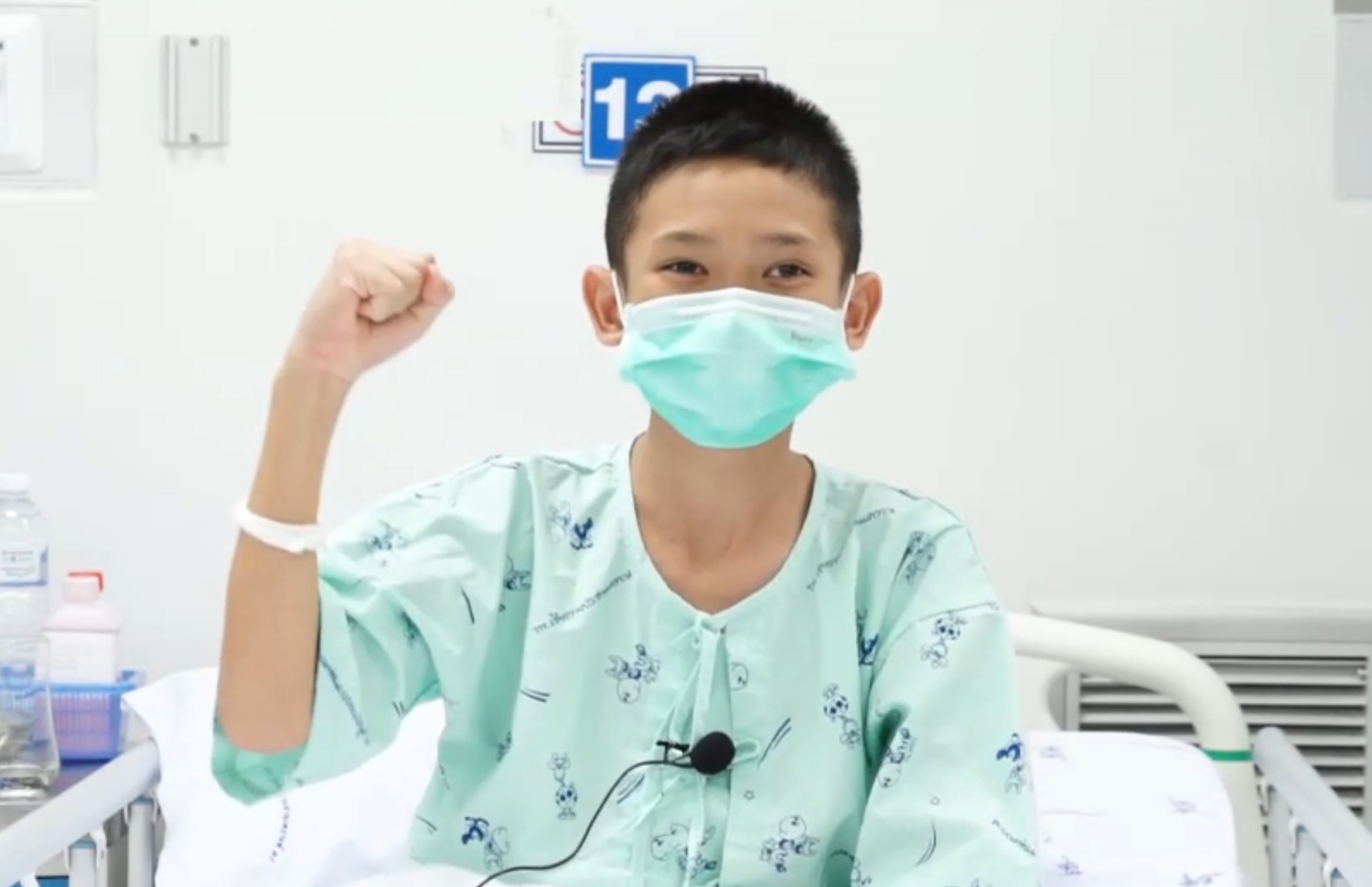 ހޮހަޅައިން ސަލާމަތް ކުރި 12 ކުދިންގެ ތެރޭގައި ހިމެނޭ މޮންގްކޮލް ބޫންޕިއެމް، 13، ޗިއާން ރާއީ ހޮސްޕިޓަލްގައި. --ފޮޓޯ: ތައިލެންޑް ހެލްތު މިނިސްޓްރީ