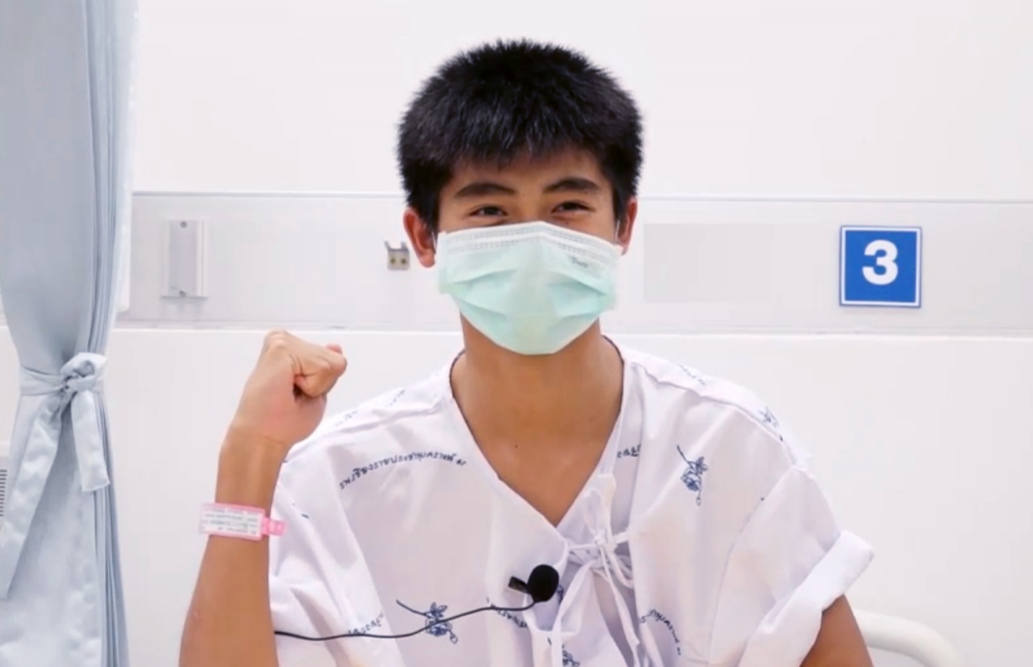 ހޮހަޅައިން ސަލާމަތް ކުރި 12 ކުދިންގެ ތެރޭގައި ހިމެނޭ ފިޕަތު ޕޮޓި، 15، ޗިއާން ރާއީ ހޮސްޕިޓަލްގައި. --ފޮޓޯ: ތައިލެންޑް ހެލްތު މިނިސްޓްރީ