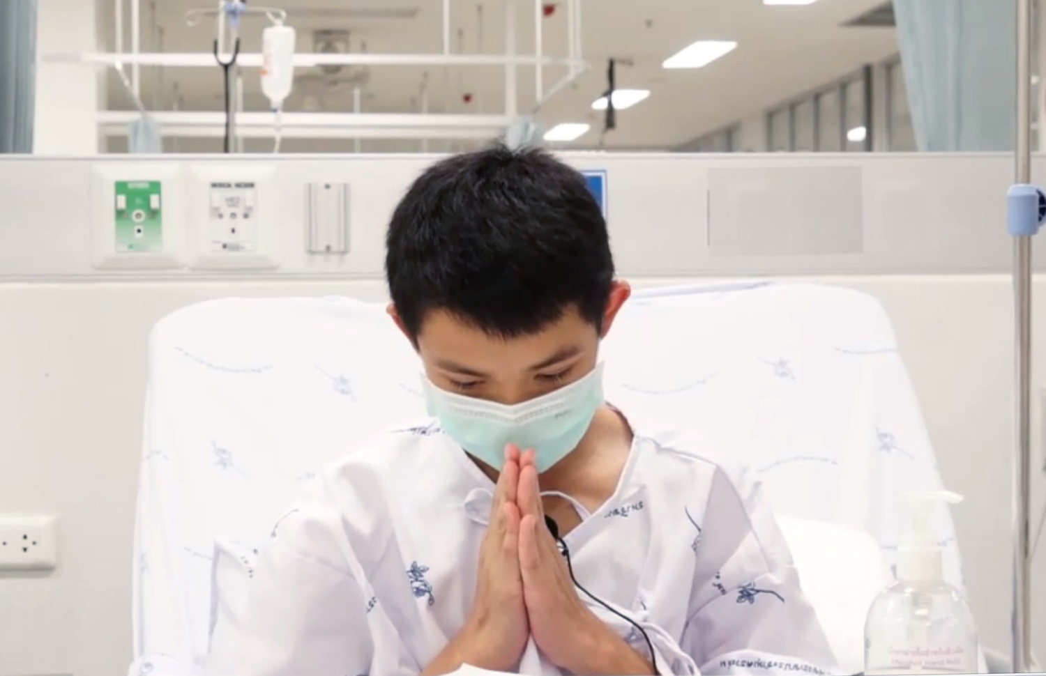 ހޮހަޅައިން ސަލާމަތް ކުރި 12 ކުދިންގެ ތެރޭގައި ހިމެނޭ ޑުއަންގްޕެޓް ޕްރޮމްތެޕް، 13، ޗިއާން ރާއީ ހޮސްޕިޓަލްގައި. --ފޮޓޯ: ތައިލެންޑް ހެލްތު މިނިސްޓްރީ