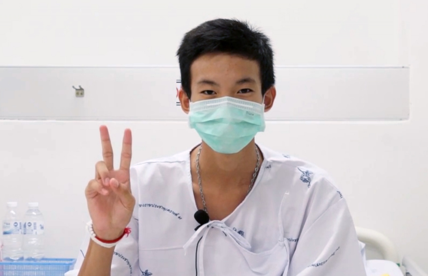 ހޮހަޅައިން ސަލާމަތް ކުރި 12 ކުދިންގެ ތެރޭގައި ހިމެނޭ ޕީރަޕަތު ސޮމްޕިއެންގައި، 16، ޗިއާން ރާއީ ހޮސްޕިޓަލްގައި. --ފޮޓޯ: ތައިލެންޑް ހެލްތު މިނިސްޓްރީ