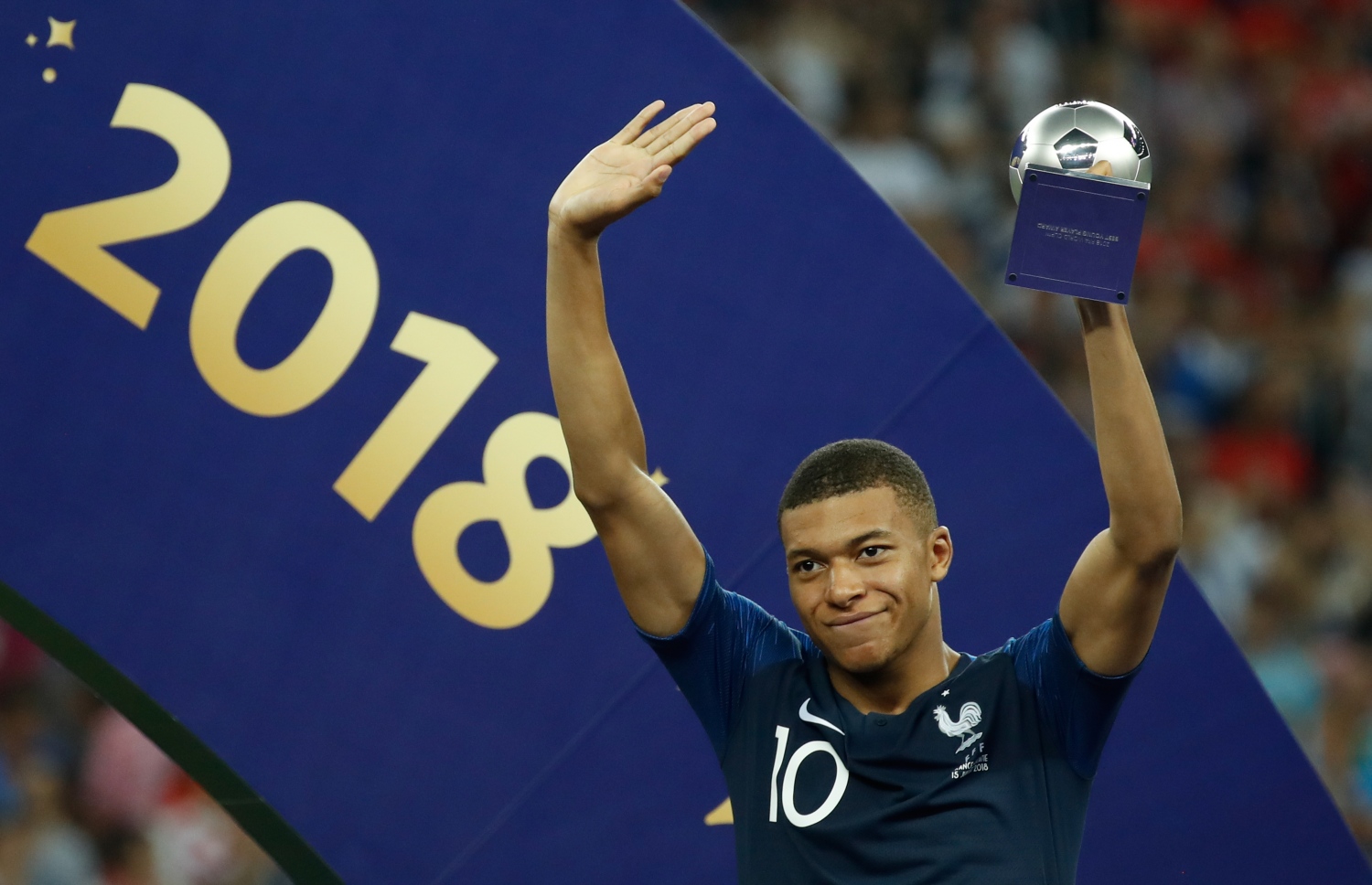 އެމްބާޕޭ ވޯލްޑް ކަޕްގެ އެންމެ މޮޅު ޒުވާން ކުޅުންތެރިއާ އަށްދޭ އެވޯޑް ހިފައިގެން. -- ފޮޓޯ: އޭއެފްޕީ