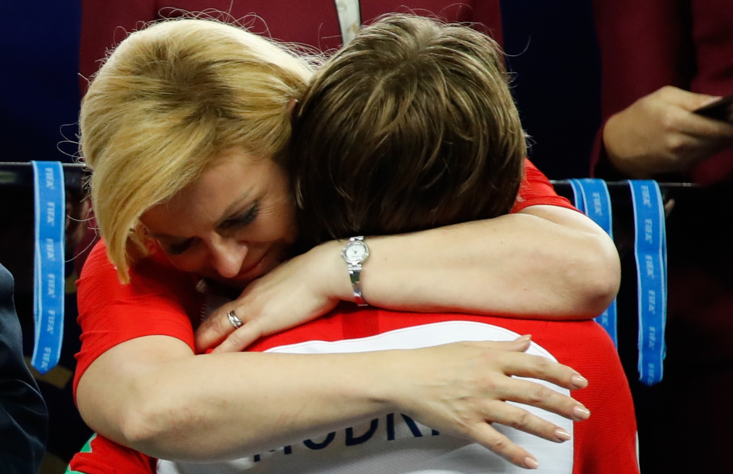 ކްރޮއޭޝިއާގެ ކެޕްޓަން މޮޑްރިޗް ގައިގައި އެ ގައުމުގެ ރައީސް ކޮލިންޑާ ބައްދާލެއްވުުމަށް ފަހު ހިތްވަރު ދެއްވަނީ. --ފޮޓޯ:އޭއެފްޕީ