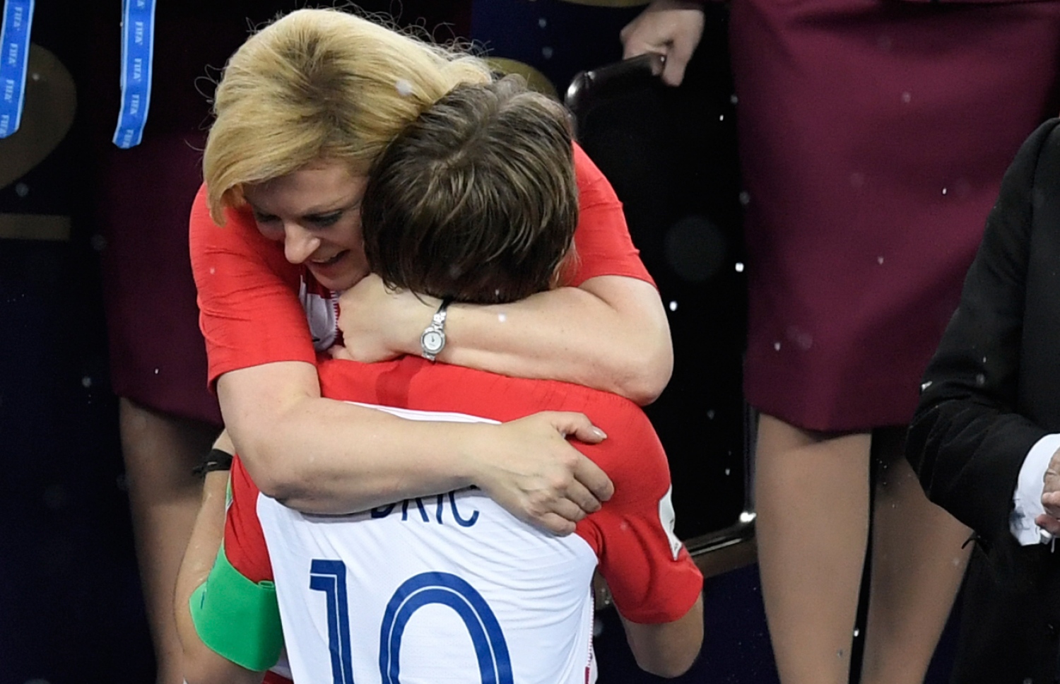 ކްރޮއޭޝިއާގެ ކެޕްޓަން މޮޑްރިޗް ގައިގައި އެ ގައުމުގެ ރައީސް ކޮލިންޑާ ބައްދާލެއްވުުމަށް ފަހު ހިތްވަރު ދެއްވަނީ. --ފޮޓޯ:އޭއެފްޕީ