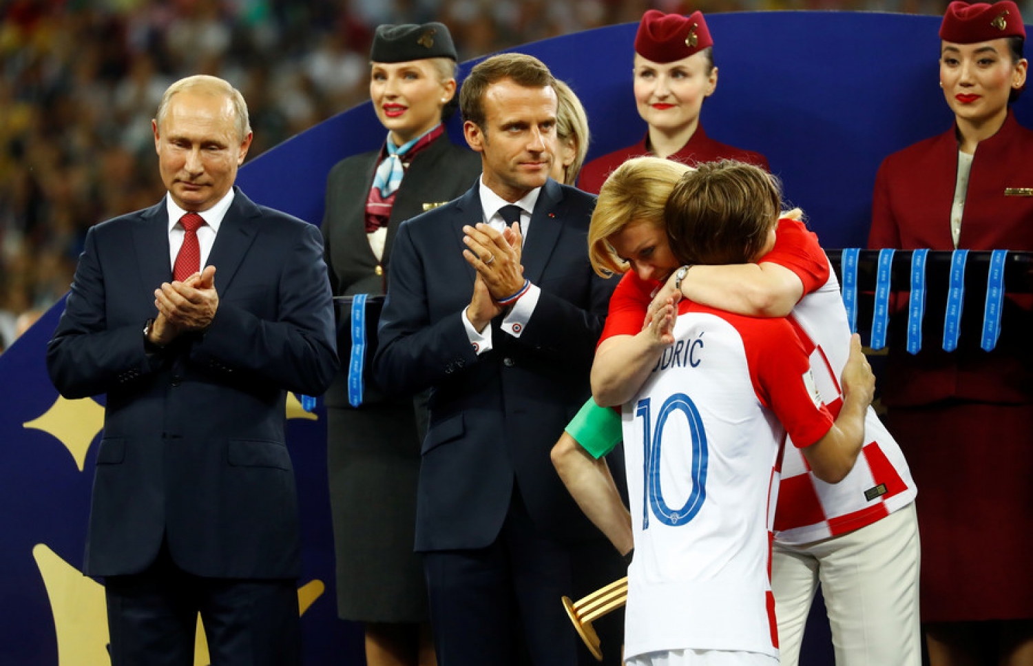 ކްރޮއޭޝިއާގެ ކެޕްޓަން މޮޑްރިޗް ގައިގައި އެ ގައުމުގެ ރައީސް ކޮލިންޑާ ބައްދާލެއްވުުމަށް ފަހު ހިތްވަރު ދެއްވަނީ. --ފޮޓޯ:އޭއެފްޕީ