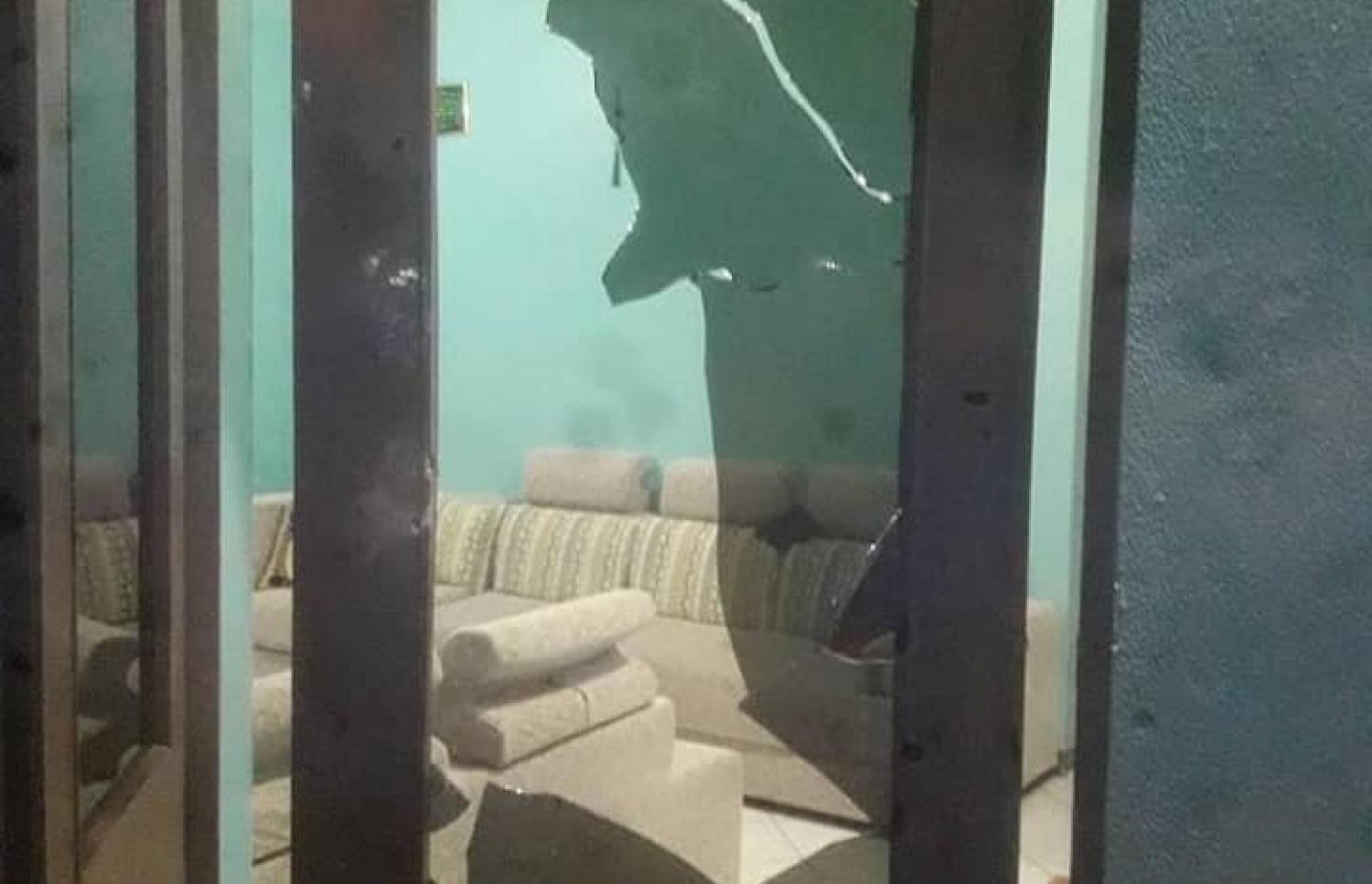 ޒުހައިރުގެ ގޭ މައި ދޮރުގެ ބިއްލޫރިގަނޑު ތަޅާލާފައި