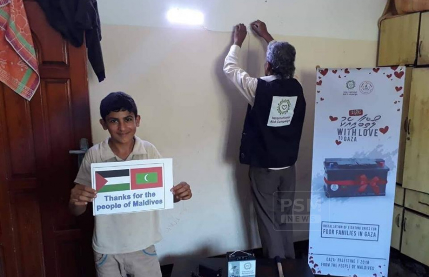 ގާޒާގެ ގެއަކަށް ކަރަންޓު ދޭއިރު، އެ ގޭގެ ކުޑަކުއްޖަކު ދިވެހިންނަށް ޝުކުރު އަދާކުރަނީ