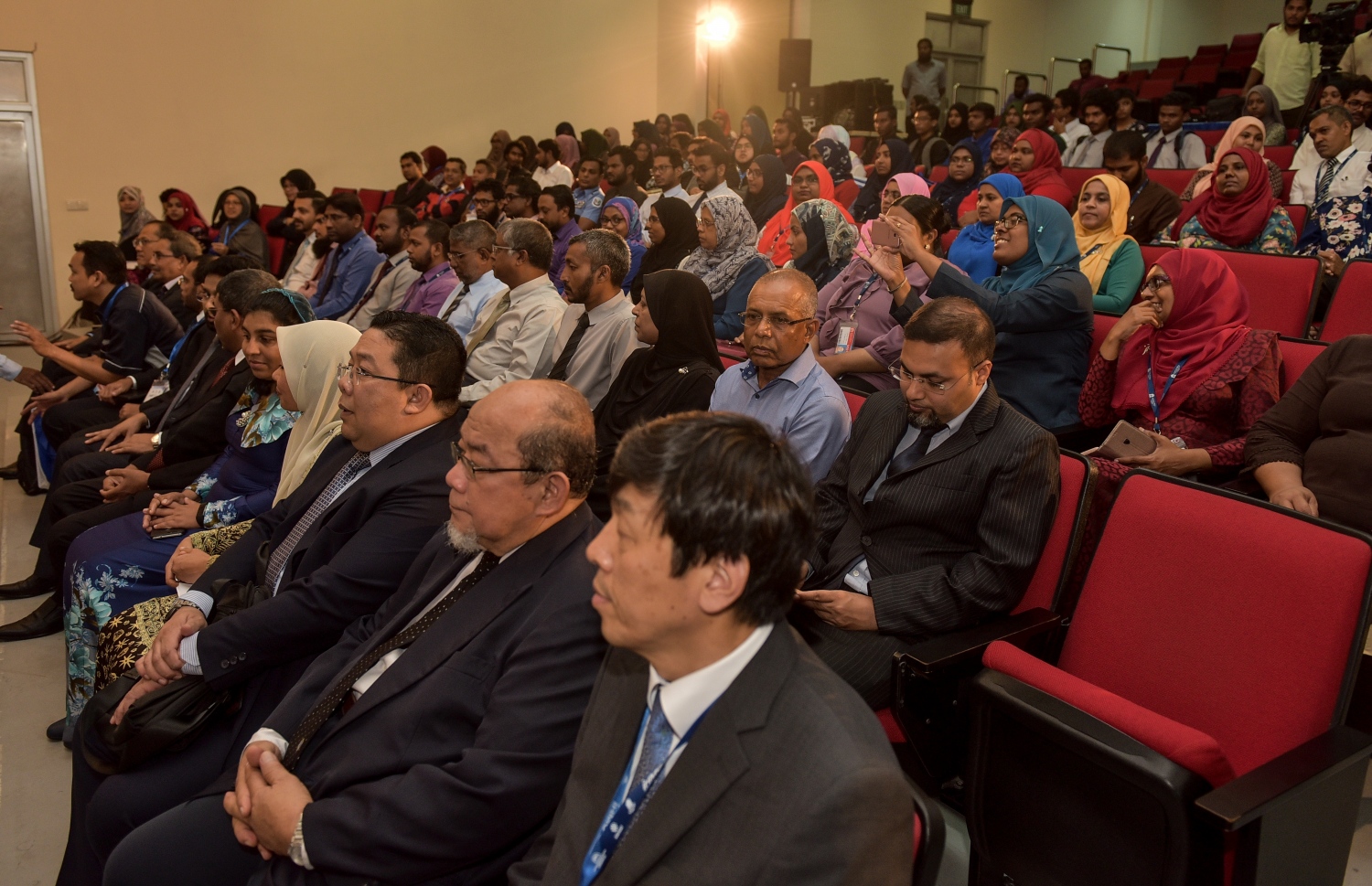 ހަލާލް މެނޭޖްމަންޓް ކޮންފަރެންސް ފެށުމަށް މިއަދު ބޭއްވި ރަސްމިއްޔާތުގައި ބައިވެރިވެވަޑައިގެންނެވި ބޭފުޅުން.-- ފޮޓޯ: އަހުމަދު ނިޝާތު/ މިހާރު