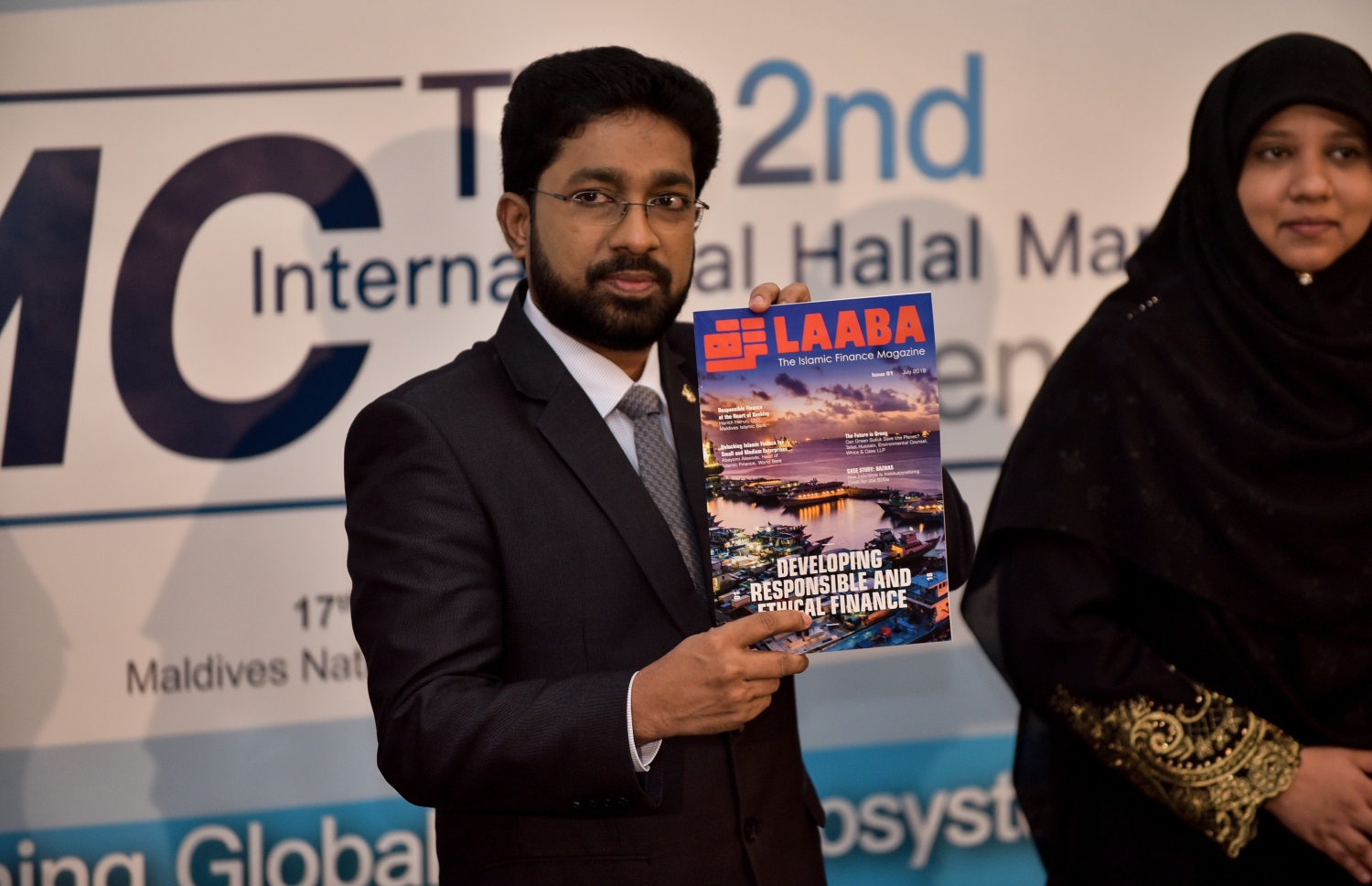 ހަލާލް މެނޭޖްމަންޓް ކޮންފަރެންސް ފެށުމުގެ ރަސްމިއްޔާތުގައި ހޯމް މިނިސްޓަރު އަޒްލީން "ލާބަ" މެގަޒިން ނެރެދެއްވަނީ-- ފޮޓޯ: އަހުމަދު ނިޝާތު/ މިހާރު