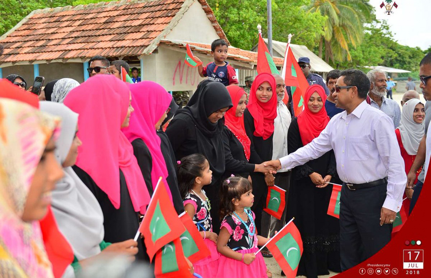 ރައީސް ޔާމީން ނޮޅިވަރަމަށް ވަޑައިގަތުމުން މަރުހަބާ ދަންނަވަން ނުކުތް މީހުންނާ ސަލާމްކުރައްވަނީ. --ފޮޓޯ: ރައީސް އޮފީސް