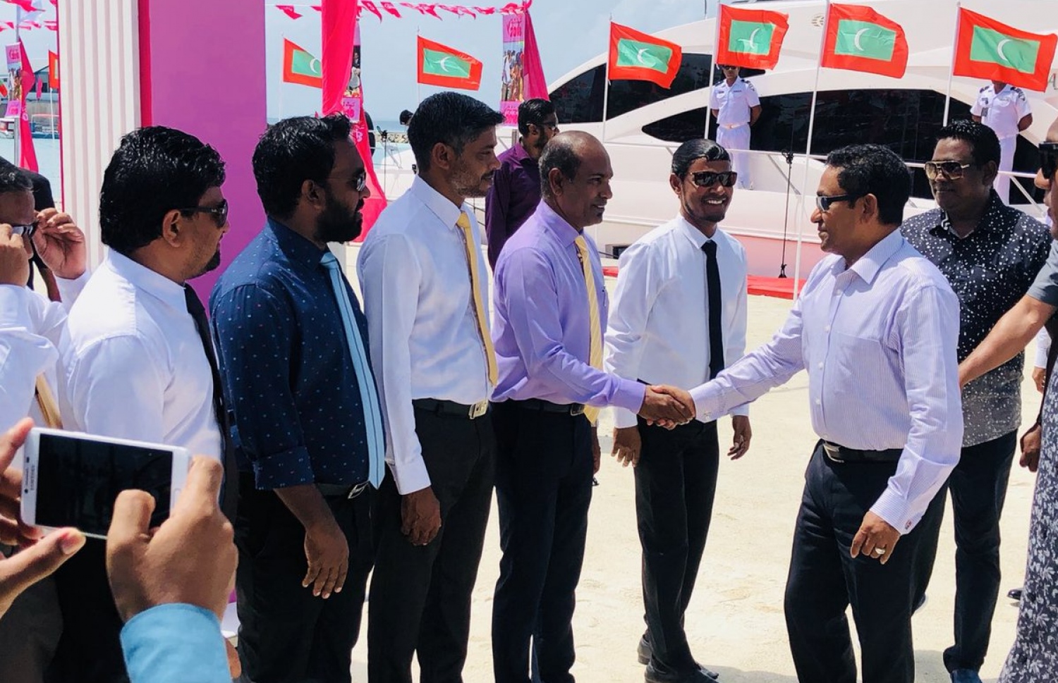 ރައީސް ޔާމީން މިއަދު ހޯރަފުއްޓަށް ވަޑައިގަތުމުން، އެރަށުގެ ގިނަ ބަޔަކު އެމަނިކުފާނާ ސަލާމް ކުރަނީ. - ފޮޓޯ: ރައީސް އޮފީސް