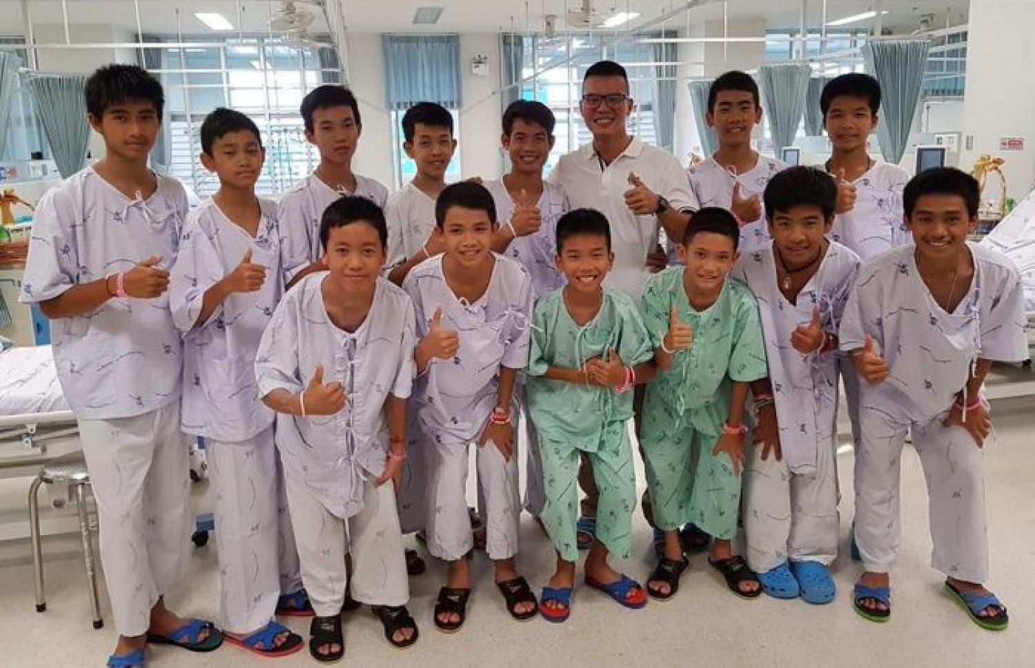 ހޮހަޅައިން ނެރެނު ކުދިންނާއި އެކު ޑޮކްޓަރު ޕާކް (ފަހަތު ބަރީގެ މެދުގައި) ފޮޓޯއަކަށް ހުއްޓިގެން.