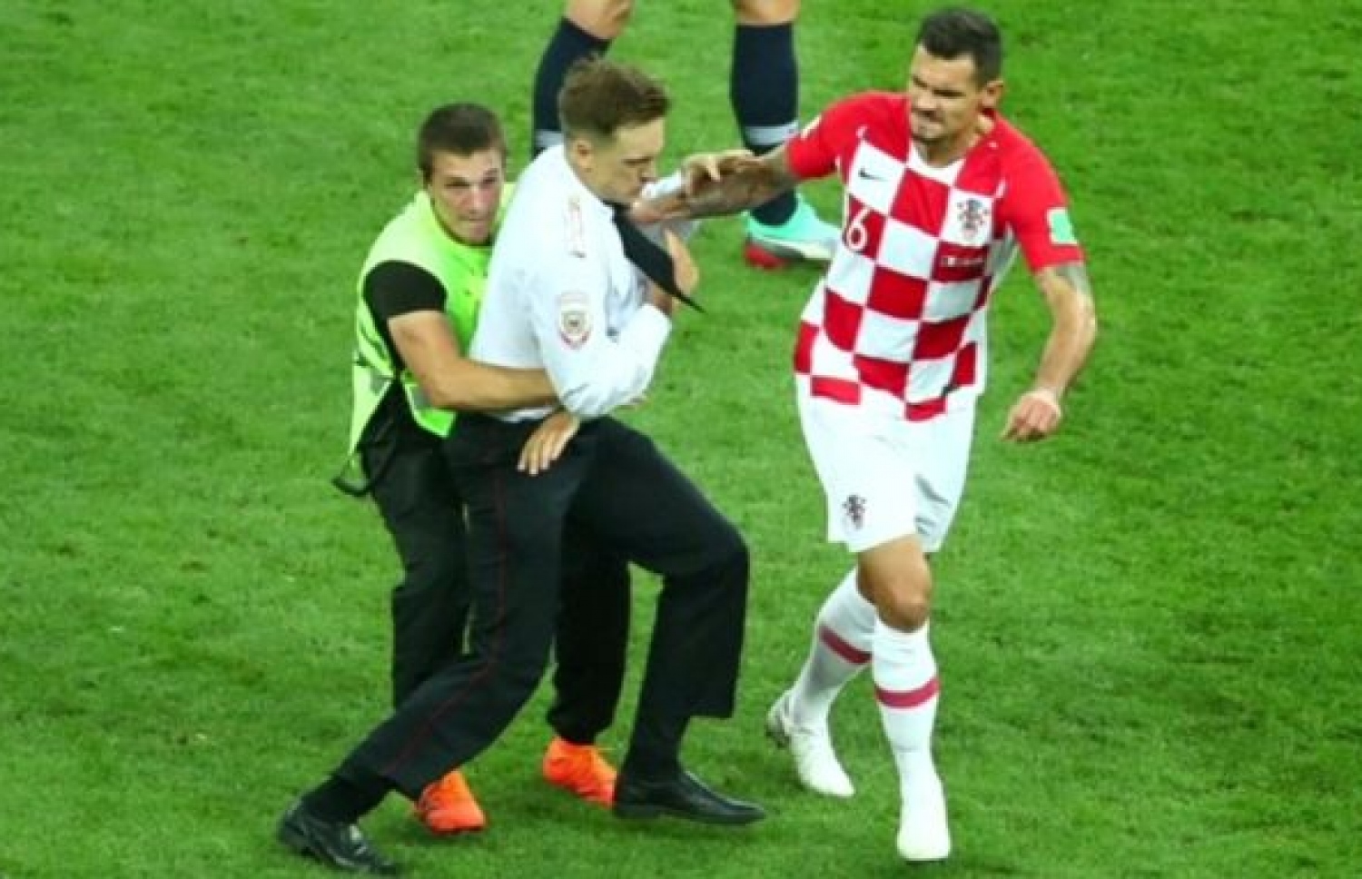 ފައިނަލް މެޗު ކުޅެމުން ދަނިކޮށް ދަނޑަށް އެރި އެކްޓިވިސްޓަކަށް ކްރޮއޭޝިއާގެ ޑިފެންޑަރު ލަވްރެން ނުރުހުން ފާޅު ކުރަނީ. --ފޮޓޯ:އޭއެފްޕީ