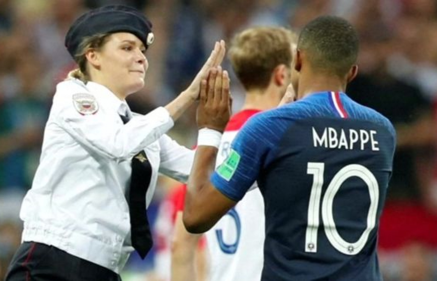 ފައިނަލް މެޗު ކުޅެމުން ދަނިކޮށް ދަނޑަށް އެރި އެކްޓިވިސްޓަކު އެމްބާޕޭ އަށް ހައި-ފައިވް ޖަހަނީ. --ފޮޓޯ:އޭއެފްޕީ