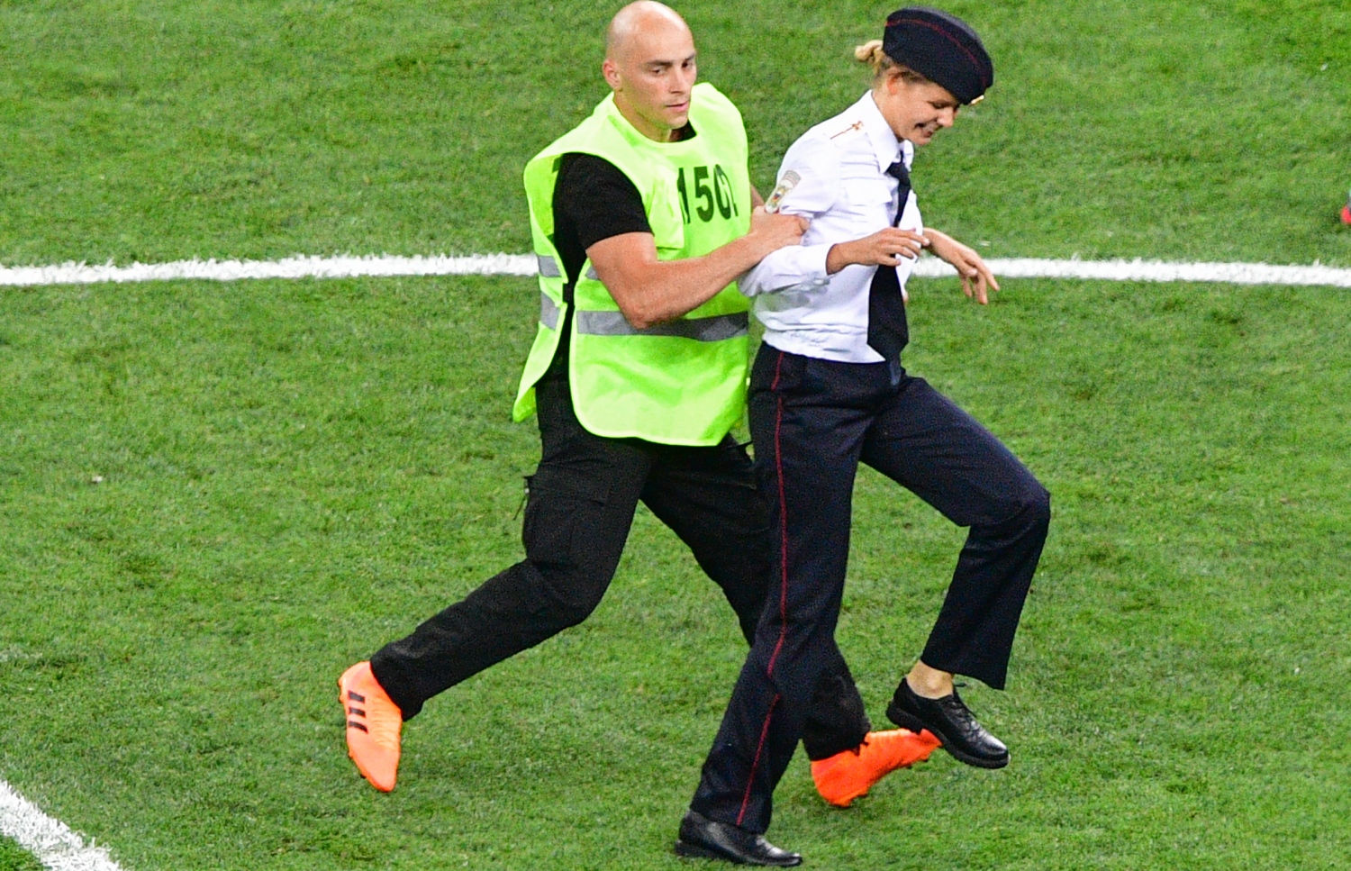 ފައިނަލް މެޗު ކުޅެމުން ދަނިކޮށް ދަނޑަށް އެރި އެކްޓިވިސްޓުން ދަނޑުން ބާލަނީ. --ފޮޓޯ:އޭއެފްޕީ