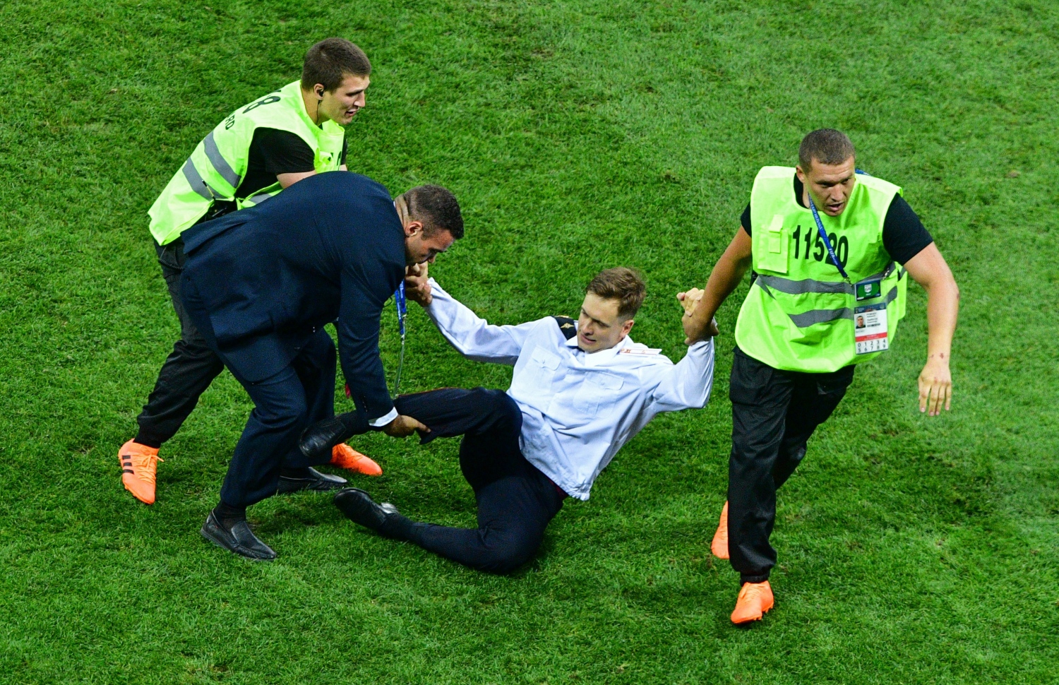 ފައިނަލް މެޗު ކުޅެމުން ދަނިކޮށް ދަނޑަށް އެރި އެކްޓިވިސްޓުން ދަނޑުން ބާލަނީ. --ފޮޓޯ:އޭއެފްޕީ