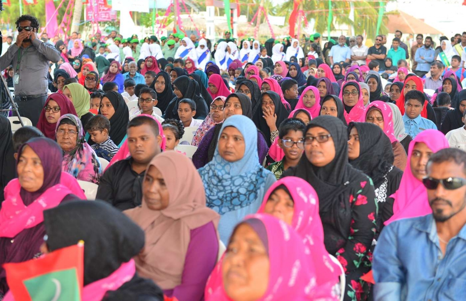 ހއ. އިހަވަންދޫ: ޖުލައި 17، 2018: އިހަވަންދޫ ނަރުދަމާ ނިޒާމު ރަސްމީކޮށް އިފްތިތާހު ކުރުމަށް ބޭއްވި ރަސްމިއްޔާތުގައި އެރަށުގެ ބައެއް މީހުން ބައިވެރިވަނީ.-- ފޮޓޯ: ރައީސް އޮފީސް