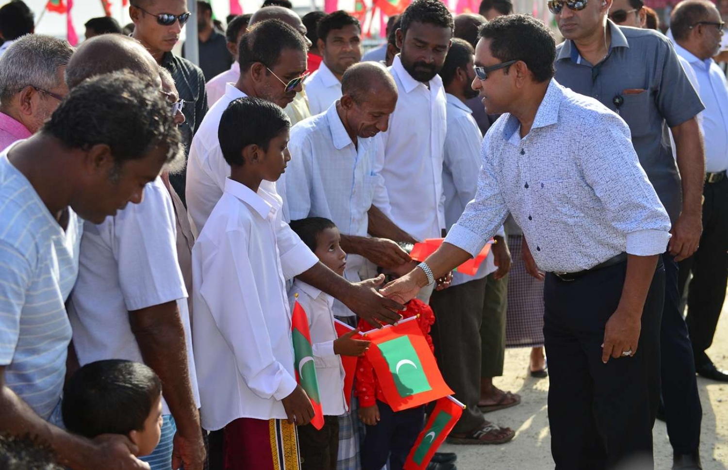 ހއ. އިހަވަންދޫ: ޖުލައި 17، 2018: އިހަވަންދޫ ނަރުދަމާ ނިޒާމު ރަސްމީކޮށް އިފްތިތާހު ކުރުމަށް ރައީސް ޔާމީން އެރަށަށް ވަޑައިގަތުމުން، އެމަނިކުފާނަށް ތާއީދު ކުރައްވާ ބައެއް މީހުން ރައީސް ޔާމީން އާ ސަލާމް ކުރައްވަނީ.-- ފޮޓޯ: ރައީސް އޮފީސް