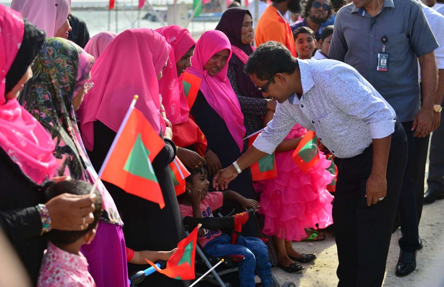 ހއ. އިހަވަންދޫ: ޖުލައި 17، 2018: އިހަވަންދޫ ނަރުދަމާ ނިޒާމު ރަސްމީކޮށް އިފްތިތާހު ކުރުމަށް ރައީސް ޔާމީން އެރަށަށް ވަޑައިގަތުމުން، އެމަނިކުފާނަށް ތާއީދު ކުރައްވާ ބައެއް މީހުން ރައީސް ޔާމީން އާ ސަލާމް ކުރައްވަނީ.-- ފޮޓޯ: ރައީސް އޮފީސް