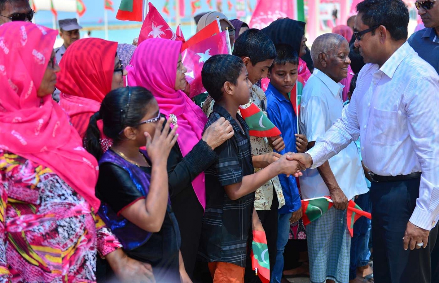 ހއ. ހޯރަފުށި: ޖުލައި 17، 2018: ހޯރަފުށީގެ ގޮނޑުދޮށް ހިމާޔަތް ކުރުމުގެ މަޝްރޫއުގެ ނިމުން ފާހަގަ ކުރެއްވުމަށް ބޭއްވި ޖަލްސާގައި ބައިވެރިވެ ވަޑާއިގަތުމަށް ރައީސް ޔާމީން އެރަށަށް ވަޑައިގަތުމުން، އެމަނިކުފާނަށް ތާއީދުކުރާ ބައެއް މީހުން ރައީސް ޔާމީން އާ ސަލާމް ކުރައްވަނީ.-- ފޮޓޯ: ރައީސް އޮފީސް