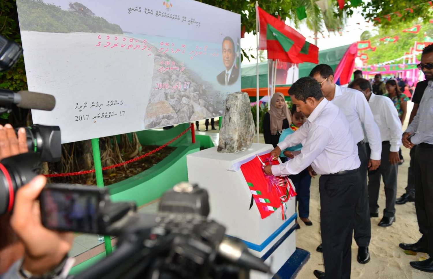 ހއ. ހޯރަފުށި: ޖުލައި 17، 2018: ހޯރަފުށީގެ ގޮނޑުދޮށް ހިމާޔަތް ކުރުމުގެ މަޝްރޫއުގެ ނިމުން ފާހަގަ ކުރެއްވުމަށް ބޭއްވި ޖަލްސާގެ ތެރެއިން.-- ފޮޓޯ: ރައީސް އޮފީސް