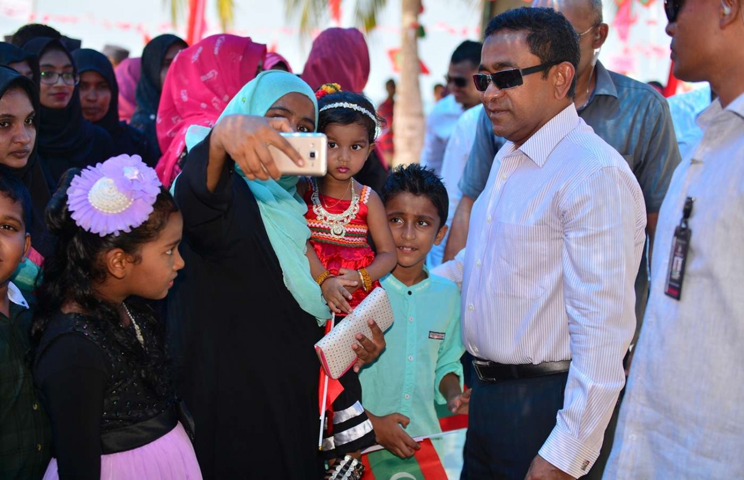 ހއ. ހޯރަފުށި: ޖުލައި 17، 2018: ހޯރަފުށީގެ ގޮނޑުދޮށް ހިމާޔަތް ކުރުމުގެ މަޝްރޫއުގެ ނިމުން ފާހަގަ ކުރެއްވުމަށް ބޭއްވި ޖަލްސާގައި ބައިވެރިވެ ވަޑާއިގަތުމަށް ރައީސް ޔާމީން އެރަށަށް ވަޑައިގަތުމުން، އެމަނިކުފާނަށް ތާއީދުކުރާ ބައެއް މީހުން ރައީސް ޔާމީނާއެކު ސެލްފީއެއް ނަގަނީ.-- ފޮޓޯ: ރައީސް އޮފީސް