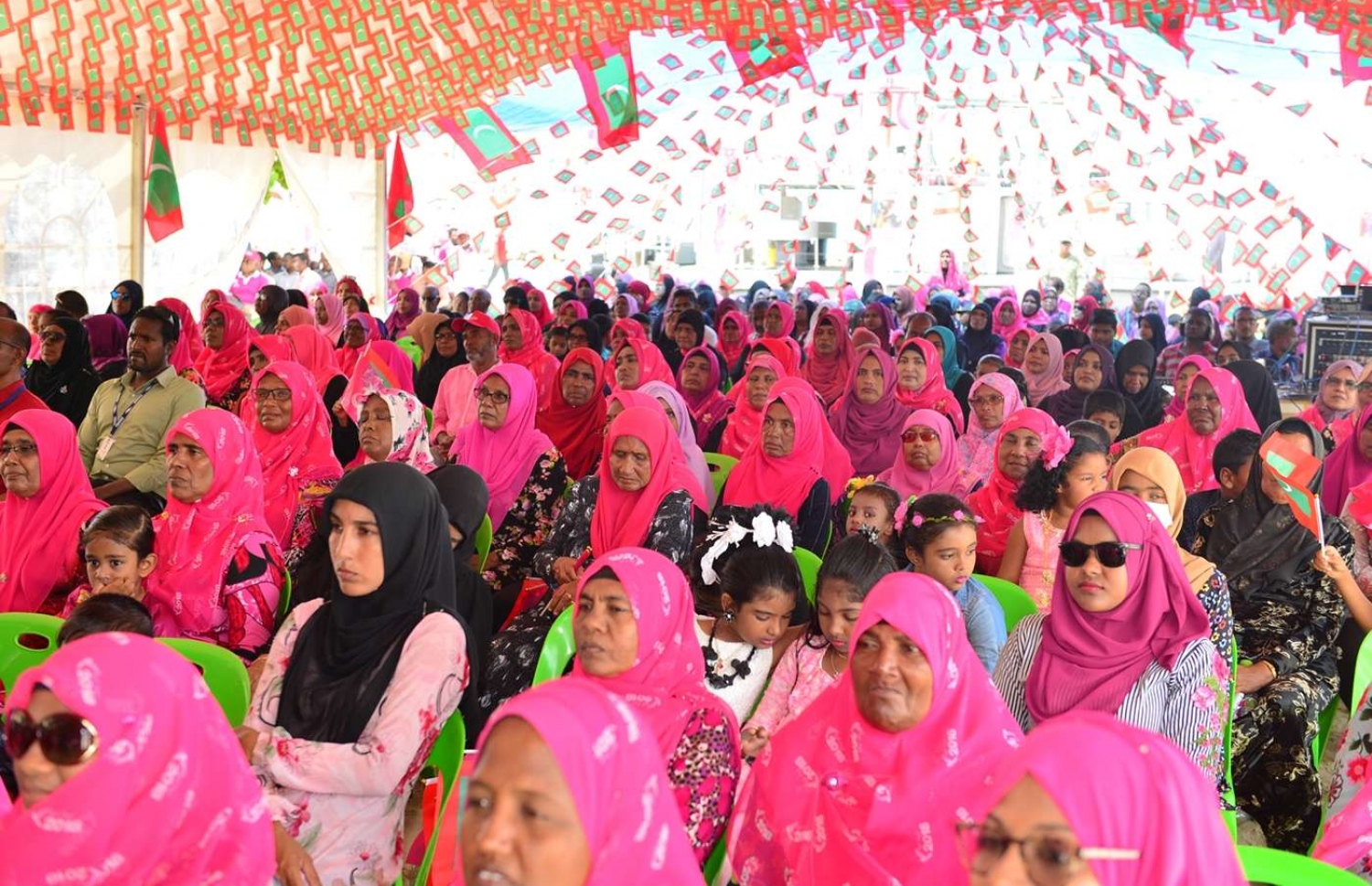 ހއ. ހޯރަފުށި: ޖުލައި 17، 2018: ހޯރަފުށީގެ ގޮނޑުދޮށް ހިމާޔަތް ކުރުމުގެ މަޝްރޫއުގެ ނިމުން ފާހަގަ ކުރެއްވުމަށް ބޭއްވި ޖަލްސާގައި އެރަށުގެ ބައެއް މީހުން ބައިވެރިވަނީ.-- ފޮޓޯ: ރައީސް އޮފީސް