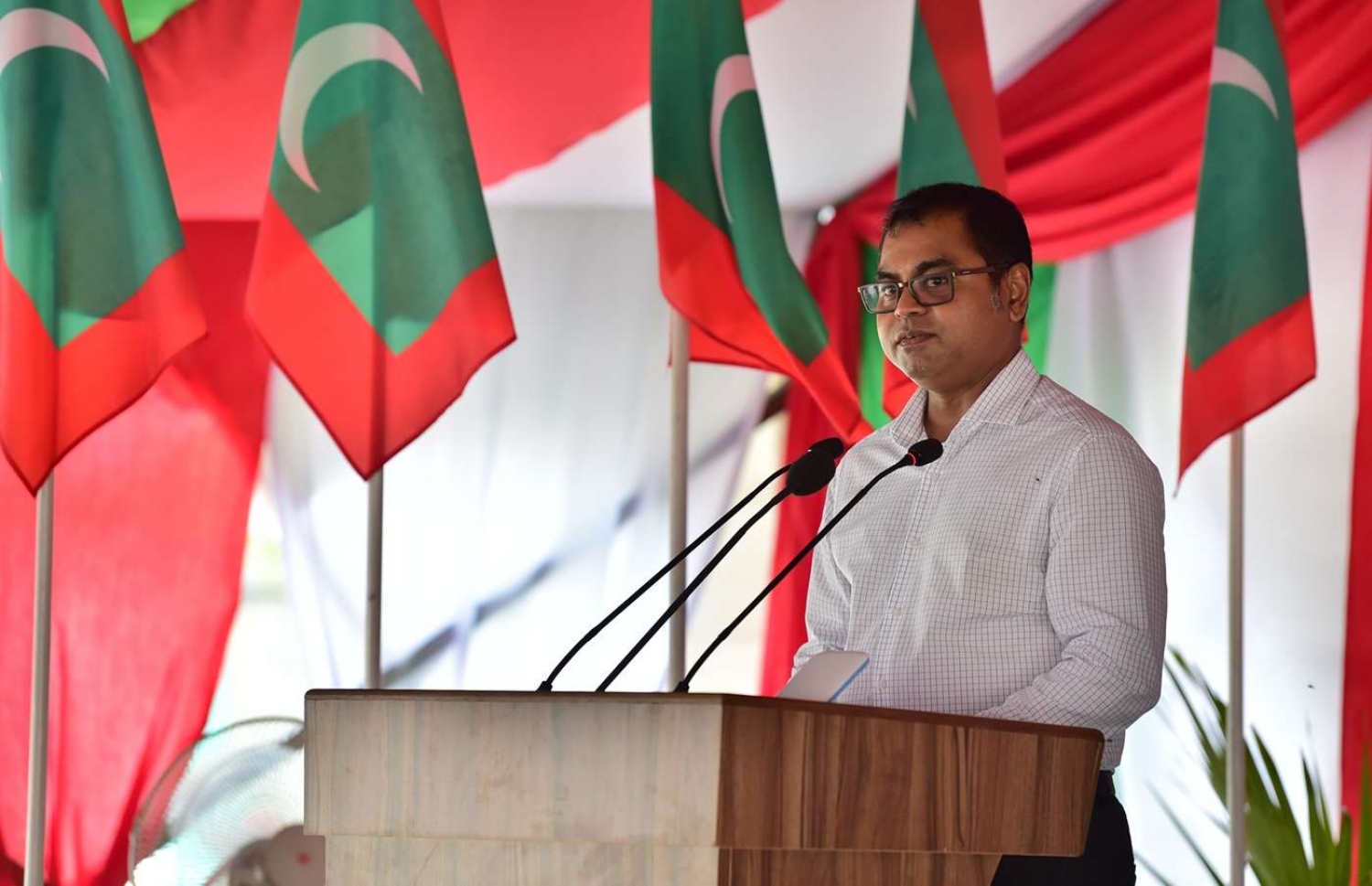 ހއ. ހޯރަފުށި: ޖުލައި 17، 2018: ހޯރަފުށީގެ ގޮނޑުދޮށް ހިމާޔަތް ކުރުމުގެ މަޝްރޫއުގެ ނިމުން ފާހަގަ ކުރެއްވުމަށް ބޭއްވި ޖަލްސާގައި އެންވާރުމަންޓް މިނިސްޓަރު ތޯރިގް އިބްރާހިމް ވާހަކަ ދައްކަވަނީ.-- ފޮޓޯ: ރައީސް އޮފީސް