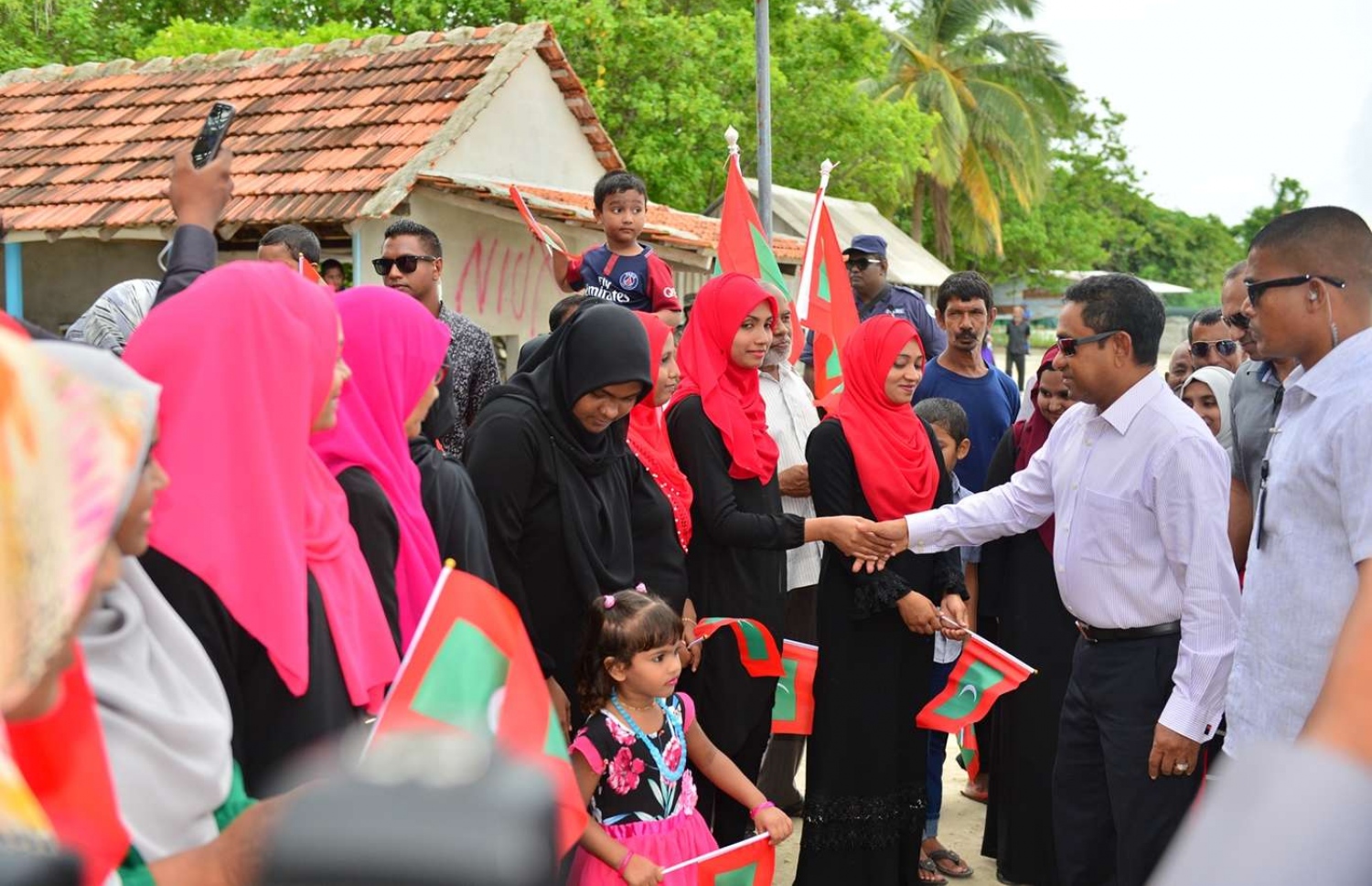 ހދ. ނޮޅިވަރަމް: ޖުލައި 17، 2018: ނޮޅިވަރަމުގައި ނަރުދަމާ ނިޒާމު ރަސްމީކޮށް،  އިފްތިތާހު ކޮއްދެއްވުމަށް ރައީސް ޔާމީން އެރަށަށް ވަޑައިގެން، އެމަނިކުފާނަށް ތާއީދުކުރައްވާ ބައެއް މީހުންނާ ސަލާމް ކުރައްވަނީ.-- ފޮޓޯ: ރައީސް އޮފީސް