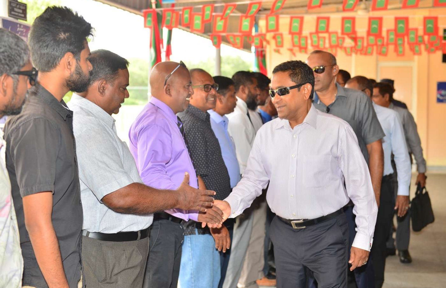 ހދ. ހަނިމާދޫ: ޖުލައި 17، 2018: ހަނިމާދޫގައި ނަރުދަމާ ނިޒާމު ރަސްމީކޮށް،  އިފްތިތާހު ކޮއްދެއްވުމަށް ރައީސް ޔާމީން އެރަށަށް ވަޑައިގެން، އެމަނިކުފާނަށް ތާއީދުކުރާ ބައެއް މީހުންނާ ސަލާމް ކުރައްވަނީ.-- ފޮޓޯ: ރައީސް އޮފީސް