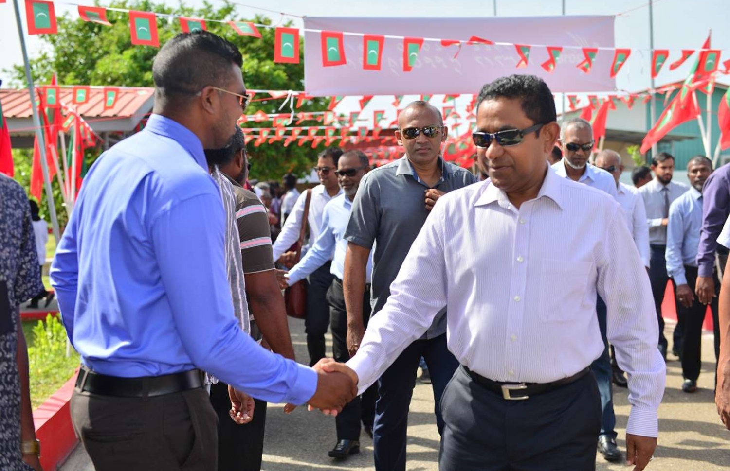 ހދ. ހަނިމާދޫ: ޖުލައި 17، 2018: ހަނިމާދޫގައި ނަރުދަމާ ނިޒާމު ރަސްމީކޮށް،  އިފްތިތާހު ކޮއްދެއްވުމަށް ރައީސް ޔާމީން އެރަށަށް ވަޑައިގެން، އެމަނިކުފާނަށް ތާއީދުކުރާ ބައެއް މީހުންނާ ސަލާމް ކުރައްވަނީ.-- ފޮޓޯ: ރައީސް އޮފީސް