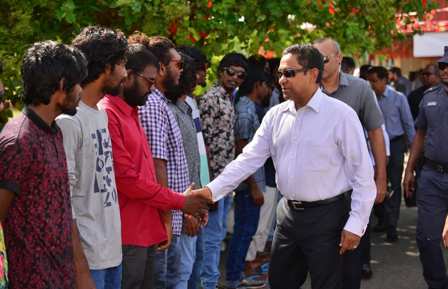 ހދ. ހަނިމާދޫ: ޖުލައި 17، 2018: ހަނިމާދޫގައި ނަރުދަމާ ނިޒާމު ރަސްމީކޮށް،  އިފްތިތާހު ކޮއްދެއްވުމަށް ރައީސް ޔާމީން އެރަށަށް ވަޑައިގެން، އެމަނިކުފާނަށް ތާއީދުކުރާ ބައެއް މީހުންނާ ސަލާމް ކުރައްވަނީ.-- ފޮޓޯ: ރައީސް އޮފީސް