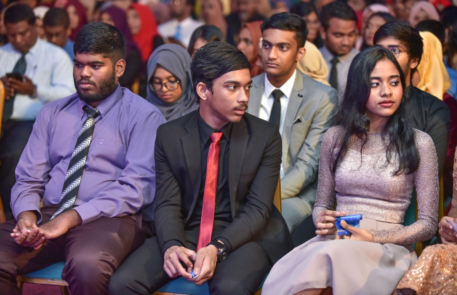 މާލެ: 17 ޖުލައި 2018: އޯ ލެވެލްގައި ރަނގަޅު ނަތީޖާ ހޯދި ދަރިވަރުންނަށް އެވޯޑު ދިނުމަށް ދަރުބާރުގޭގައި ބޭއްވި ރަސްމިއްޔާތުގެ ތެރެއިން: މިދިޔަ އޮކްޓޯބަރު/ނޮވެމްބަރުގައި އޯ ލެވެލް ހެދި ދަރިވަރުންގެ ތެރެއިން ރާއްޖޭގެ ގަދަ 10 ގައި 375 ދަރިވަރަކު ހިމެނި ހަ ދަރިވަރަކު ވަނީ އެއްވަނަ ހޯދާފައި--. ފޮޓޯ: ނިޝާން އަލީ/ މިހާރު