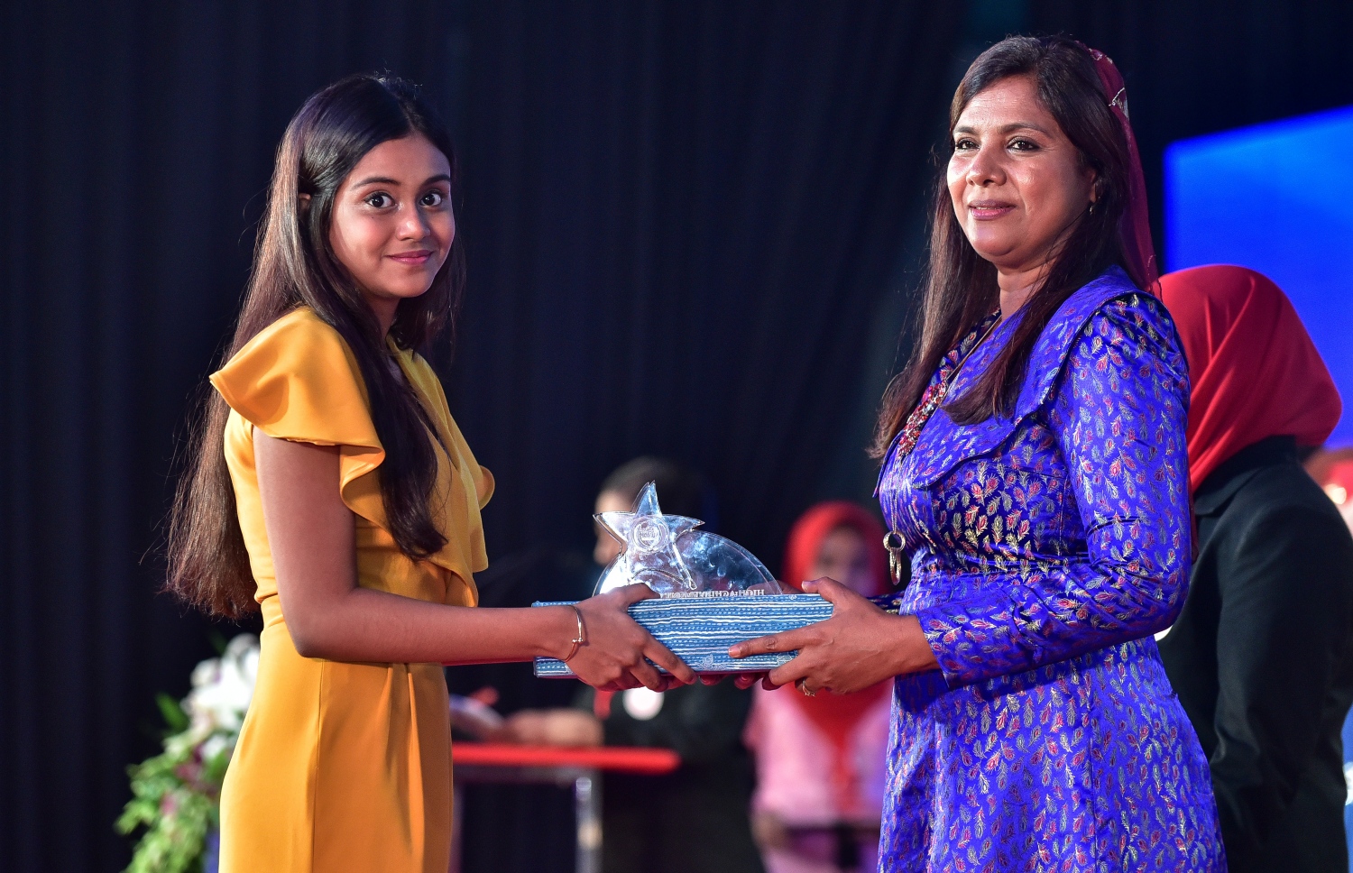 މާލެ: 17 ޖުލައި 2018: އޯ ލެވެލްގައި ރަނގަޅު ނަތީޖާ ހޯދި ދަރިވަރުންނަށް އެވޯޑު ދިނުމަށް ދަރުބާރުގޭގައި ބޭއްވި ރަސްމިއްޔާތުގެ ތެރެއިން: މިދިޔަ އޮކްޓޯބަރު/ނޮވެމްބަރުގައި އޯ ލެވެލް ހެދި ދަރިވަރުންގެ ތެރެއިން ރާއްޖޭގެ ގަދަ 10 ގައި 375 ދަރިވަރަކު ހިމެނި ހަ ދަރިވަރަކު ވަނީ އެއްވަނަ ހޯދާފައި--. ފޮޓޯ: ނިޝާން އަލީ/ މިހާރު