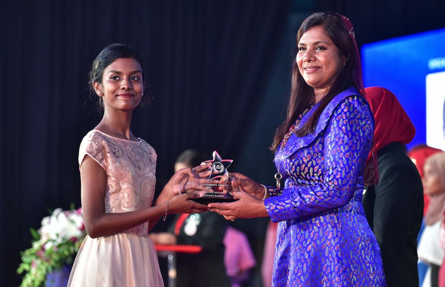 މާލެ: 17 ޖުލައި 2018: އޯ ލެވެލްގައި ރަނގަޅު ނަތީޖާ ހޯދި ދަރިވަރުންނަށް އެވޯޑު ދިނުމަށް ދަރުބާރުގޭގައި ބޭއްވި ރަސްމިއްޔާތުގެ ތެރެއިން: މިދިޔަ އޮކްޓޯބަރު/ނޮވެމްބަރުގައި އޯ ލެވެލް ހެދި ދަރިވަރުންގެ ތެރެއިން ރާއްޖޭގެ ގަދަ 10 ގައި 375 ދަރިވަރަކު ހިމެނި ހަ ދަރިވަރަކު ވަނީ އެއްވަނަ ހޯދާފައި--. ފޮޓޯ: ނިޝާން އަލީ/ މިހާރު