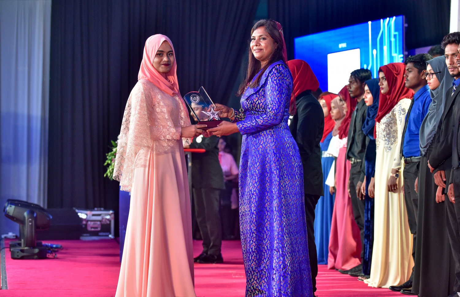 މާލެ: 17 ޖުލައި 2018: އޯ ލެވެލްގައި ރަނގަޅު ނަތީޖާ ހޯދި ދަރިވަރުންނަށް އެވޯޑު ދިނުމަށް ދަރުބާރުގޭގައި ބޭއްވި ރަސްމިއްޔާތުގެ ތެރެއިން: މިދިޔަ އޮކްޓޯބަރު/ނޮވެމްބަރުގައި އޯ ލެވެލް ހެދި ދަރިވަރުންގެ ތެރެއިން ރާއްޖޭގެ ގަދަ 10 ގައި 375 ދަރިވަރަކު ހިމެނި ހަ ދަރިވަރަކު ވަނީ އެއްވަނަ ހޯދާފައި--. ފޮޓޯ: ނިޝާން އަލީ/ މިހާރު