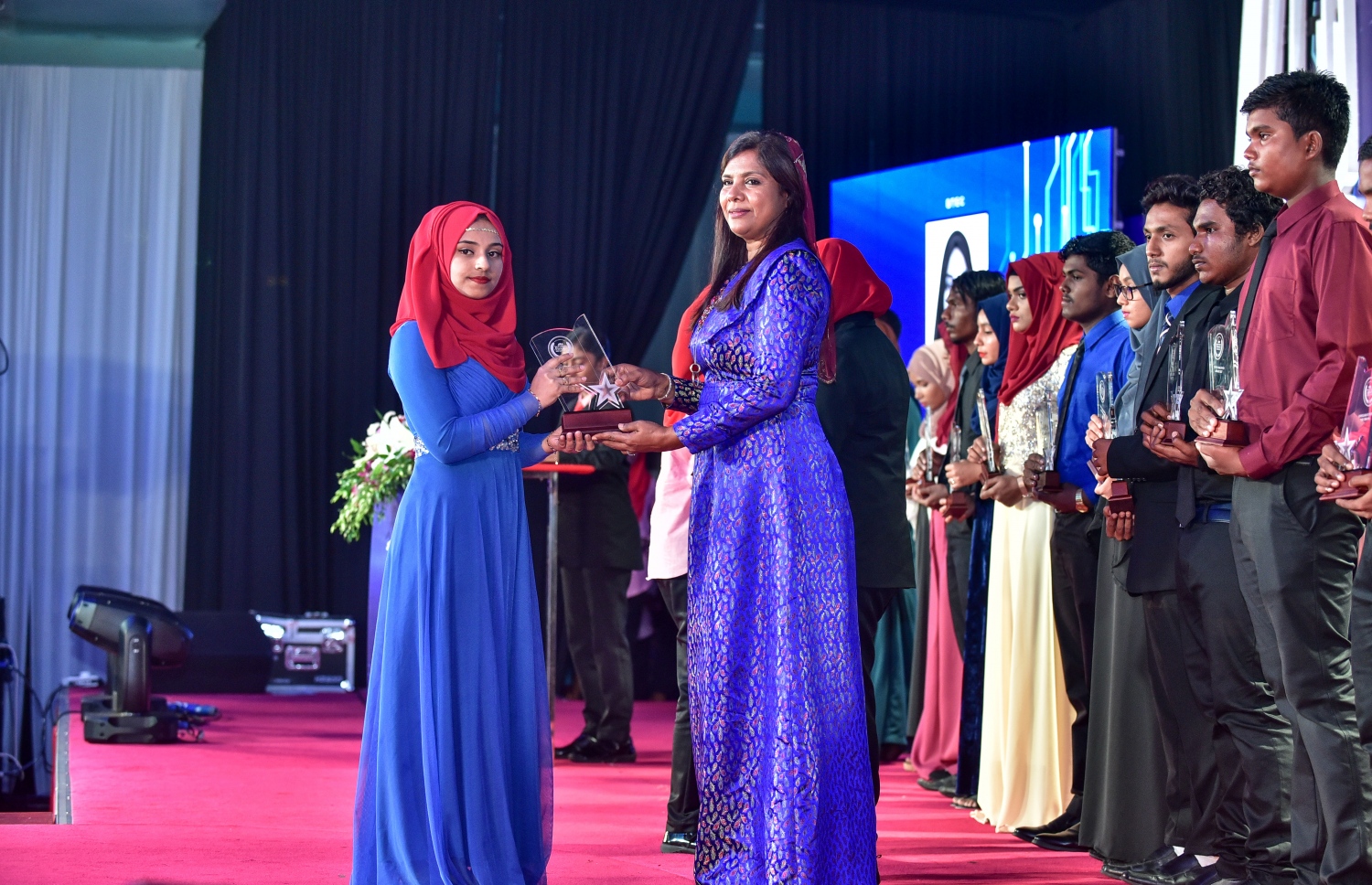 މާލެ: 17 ޖުލައި 2018: އޯ ލެވެލްގައި ރަނގަޅު ނަތީޖާ ހޯދި ދަރިވަރުންނަށް އެވޯޑު ދިނުމަށް ދަރުބާރުގޭގައި ބޭއްވި ރަސްމިއްޔާތުގެ ތެރެއިން: މިދިޔަ އޮކްޓޯބަރު/ނޮވެމްބަރުގައި އޯ ލެވެލް ހެދި ދަރިވަރުންގެ ތެރެއިން ރާއްޖޭގެ ގަދަ 10 ގައި 375 ދަރިވަރަކު ހިމެނި ހަ ދަރިވަރަކު ވަނީ އެއްވަނަ ހޯދާފައި--. ފޮޓޯ: ނިޝާން އަލީ/ މިހާރު