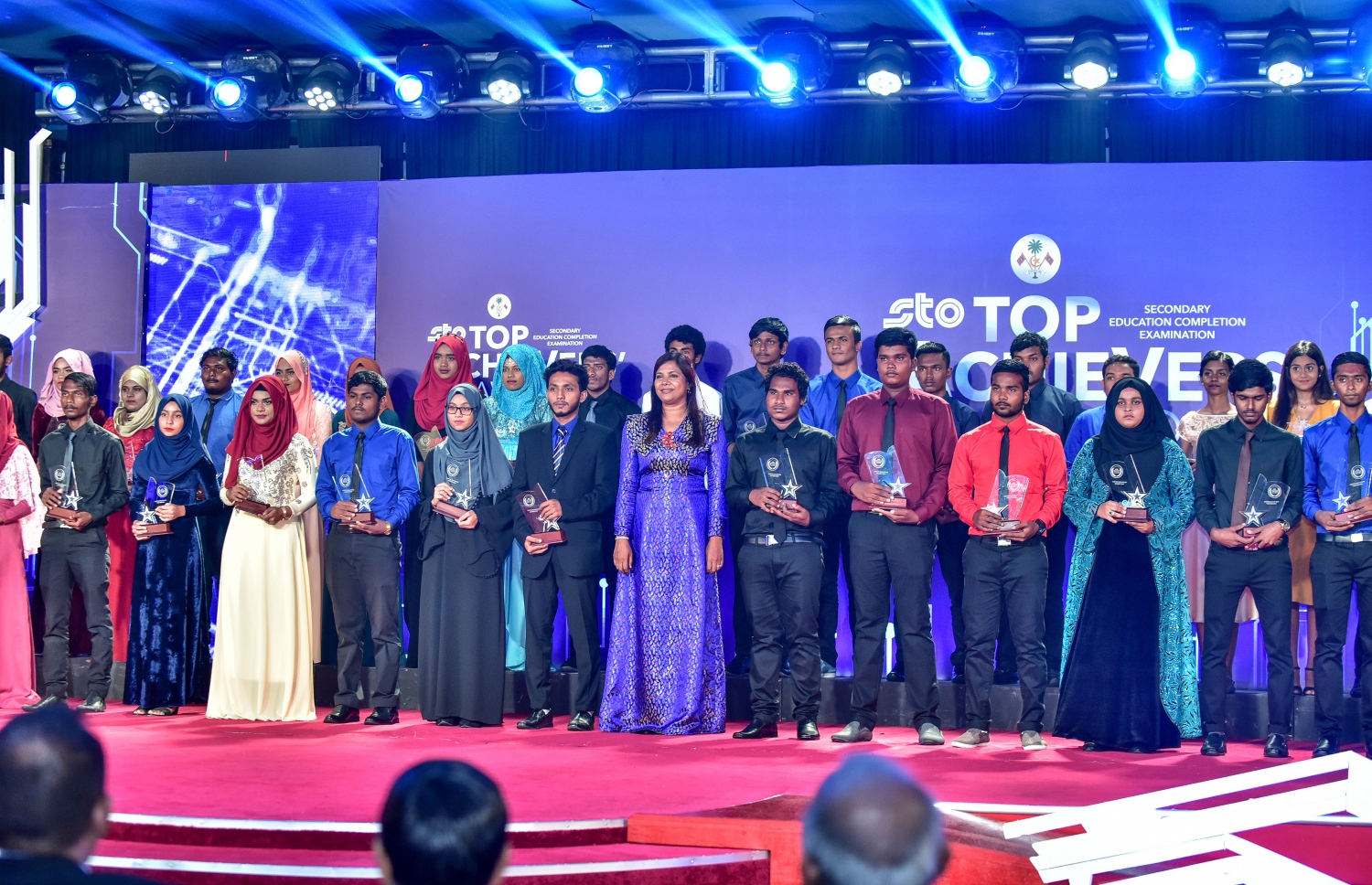 މާލެ: 17 ޖުލައި 2018: އޯ ލެވެލްގައި ރަނގަޅު ނަތީޖާ ހޯދި ދަރިވަރުންނަށް އެވޯޑު ދިނުމަށް ދަރުބާރުގޭގައި ބޭއްވި ރަސްމިއްޔާތުގެ ތެރެއިން: މިދިޔަ އޮކްޓޯބަރު/ނޮވެމްބަރުގައި އޯ ލެވެލް ހެދި ދަރިވަރުންގެ ތެރެއިން ރާއްޖޭގެ ގަދަ 10 ގައި 375 ދަރިވަރަކު ހިމެނި ހަ ދަރިވަރަކު ވަނީ އެއްވަނަ ހޯދާފައި--. ފޮޓޯ: ނިޝާން އަލީ/ މިހާރު