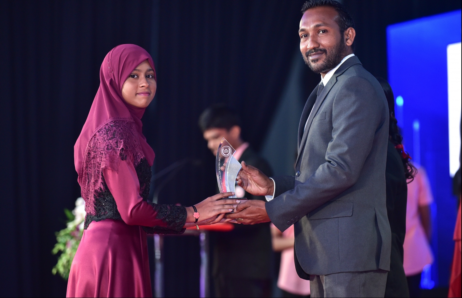 މާލެ: 17 ޖުލައި 2018: އޯ ލެވެލްގައި ރަނގަޅު ނަތީޖާ ހޯދި ދަރިވަރުންނަށް އެވޯޑު ދިނުމަށް ދަރުބާރުގޭގައި ބޭއްވި ރަސްމިއްޔާތުގެ ތެރެއިން: މިދިޔަ އޮކްޓޯބަރު/ނޮވެމްބަރުގައި އޯ ލެވެލް ހެދި ދަރިވަރުންގެ ތެރެއިން ރާއްޖޭގެ ގަދަ 10 ގައި 375 ދަރިވަރަކު ހިމެނި ހަ ދަރިވަރަކު ވަނީ އެއްވަނަ ހޯދާފައި--. ފޮޓޯ: ނިޝާން އަލީ/ މިހާރު