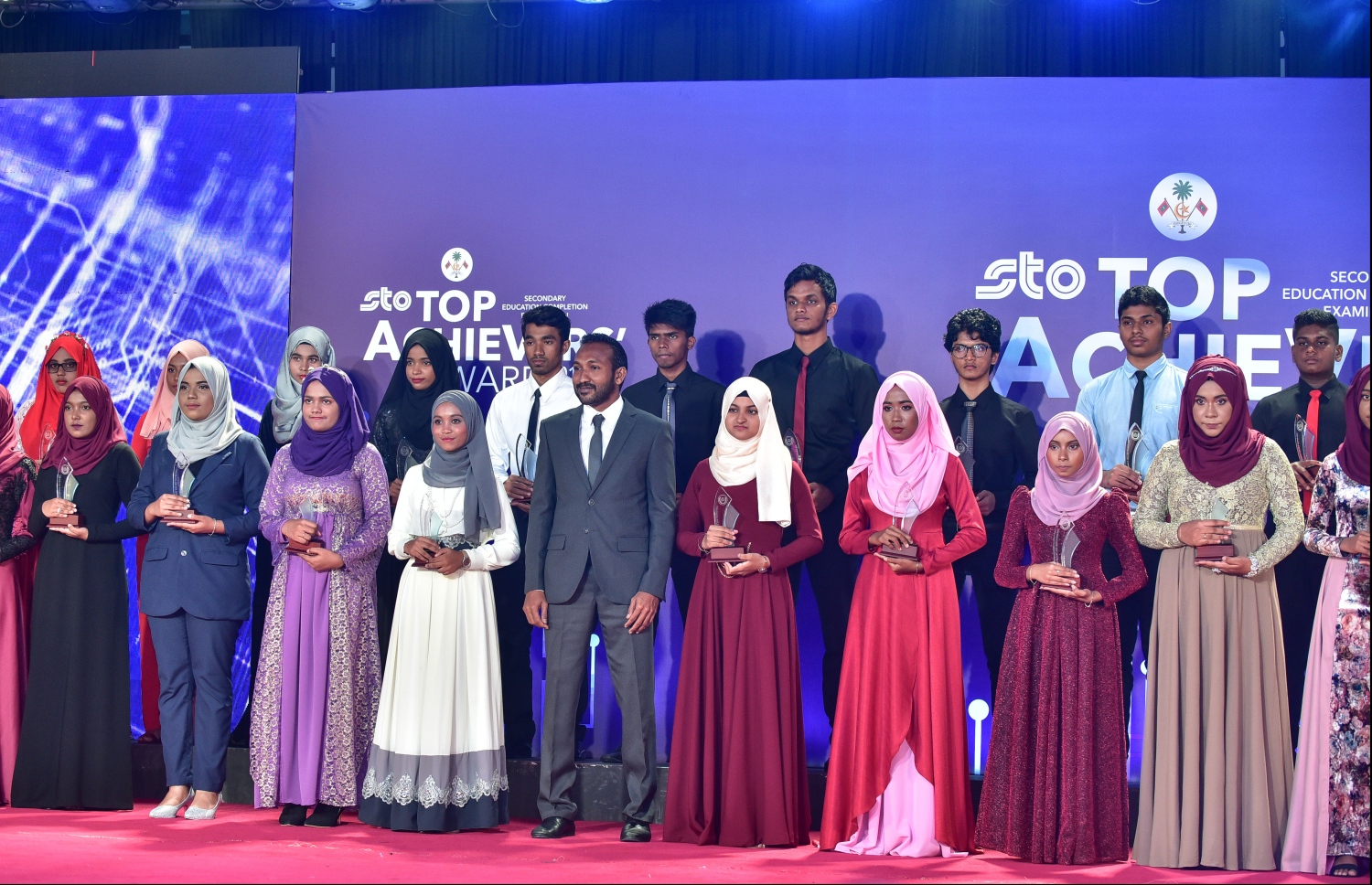 މާލެ: 17 ޖުލައި 2018: އޯ ލެވެލްގައި ރަނގަޅު ނަތީޖާ ހޯދި ދަރިވަރުންނަށް އެވޯޑު ދިނުމަށް ދަރުބާރުގޭގައި ބޭއްވި ރަސްމިއްޔާތުގެ ތެރެއިން: މިދިޔަ އޮކްޓޯބަރު/ނޮވެމްބަރުގައި އޯ ލެވެލް ހެދި ދަރިވަރުންގެ ތެރެއިން ރާއްޖޭގެ ގަދަ 10 ގައި 375 ދަރިވަރަކު ހިމެނި ހަ ދަރިވަރަކު ވަނީ އެއްވަނަ ހޯދާފައި--. ފޮޓޯ: ނިޝާން އަލީ/ މިހާރު