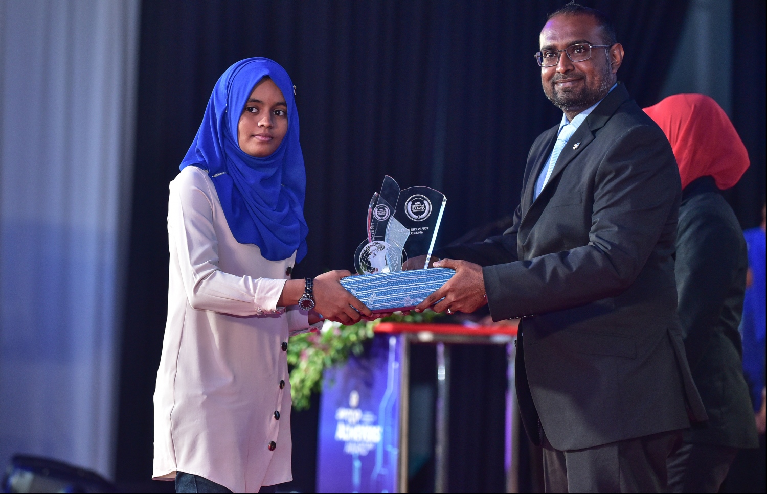 މާލެ: 17 ޖުލައި 2018: އޯ ލެވެލްގައި ރަނގަޅު ނަތީޖާ ހޯދި ދަރިވަރުންނަށް އެވޯޑު ދިނުމަށް ދަރުބާރުގޭގައި ބޭއްވި ރަސްމިއްޔާތުގެ ތެރެއިން: މިދިޔަ އޮކްޓޯބަރު/ނޮވެމްބަރުގައި އޯ ލެވެލް ހެދި ދަރިވަރުންގެ ތެރެއިން ރާއްޖޭގެ ގަދަ 10 ގައި 375 ދަރިވަރަކު ހިމެނި ހަ ދަރިވަރަކު ވަނީ އެއްވަނަ ހޯދާފައި--. ފޮޓޯ: ނިޝާން އަލީ/ މިހާރު