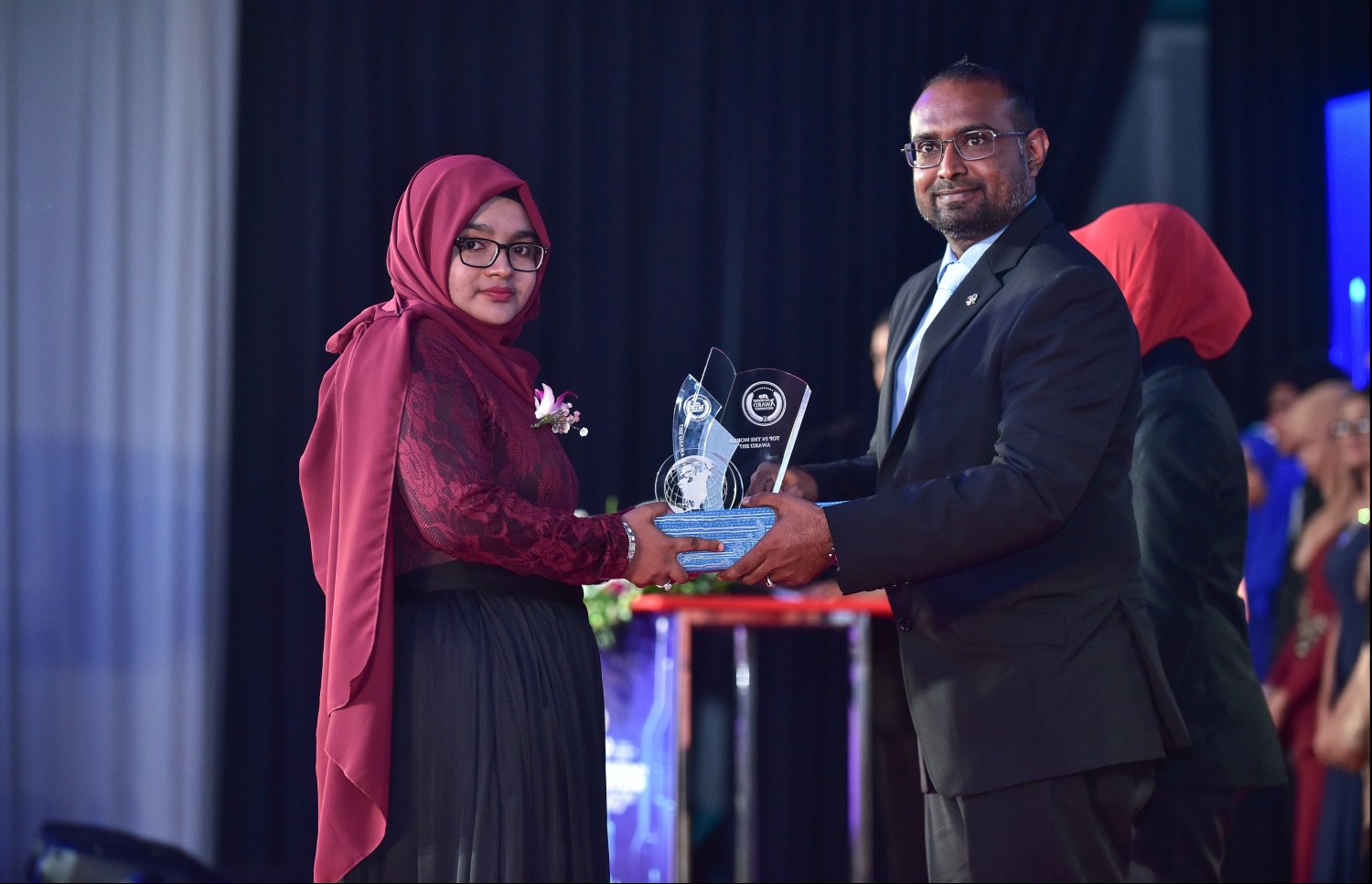 މާލެ: 17 ޖުލައި 2018: އޯ ލެވެލްގައި ރަނގަޅު ނަތީޖާ ހޯދި ދަރިވަރުންނަށް އެވޯޑު ދިނުމަށް ދަރުބާރުގޭގައި ބޭއްވި ރަސްމިއްޔާތުގެ ތެރެއިން: މިދިޔަ އޮކްޓޯބަރު/ނޮވެމްބަރުގައި އޯ ލެވެލް ހެދި ދަރިވަރުންގެ ތެރެއިން ރާއްޖޭގެ ގަދަ 10 ގައި 375 ދަރިވަރަކު ހިމެނި ހަ ދަރިވަރަކު ވަނީ އެއްވަނަ ހޯދާފައި--. ފޮޓޯ: ނިޝާން އަލީ/ މިހާރު