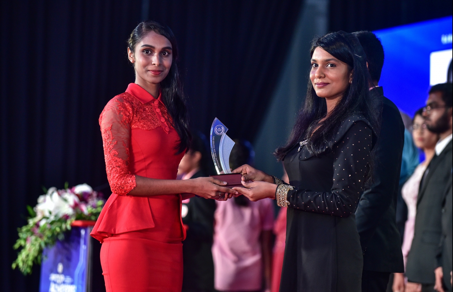 މާލެ: 17 ޖުލައި 2018: އޯ ލެވެލްގައި ރަނގަޅު ނަތީޖާ ހޯދި ދަރިވަރުންނަށް އެވޯޑު ދިނުމަށް ދަރުބާރުގޭގައި ބޭއްވި ރަސްމިއްޔާތުގެ ތެރެއިން: މިދިޔަ އޮކްޓޯބަރު/ނޮވެމްބަރުގައި އޯ ލެވެލް ހެދި ދަރިވަރުންގެ ތެރެއިން ރާއްޖޭގެ ގަދަ 10 ގައި 375 ދަރިވަރަކު ހިމެނި ހަ ދަރިވަރަކު ވަނީ އެއްވަނަ ހޯދާފައި--. ފޮޓޯ: ނިޝާން އަލީ/ މިހާރު